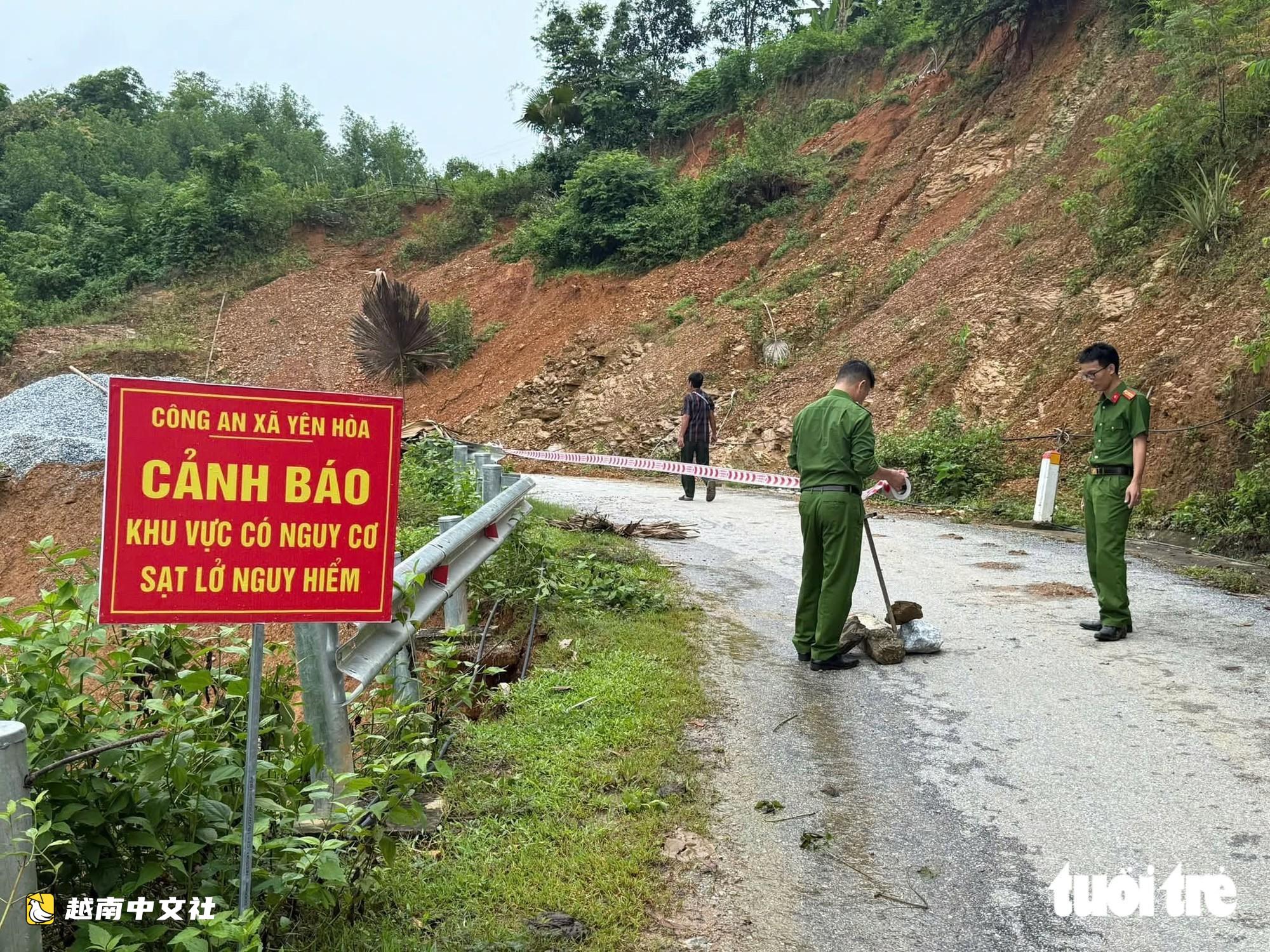 越南洪水沖走橋梁,軍隊和警察用船不辭辛勞載民眾過河