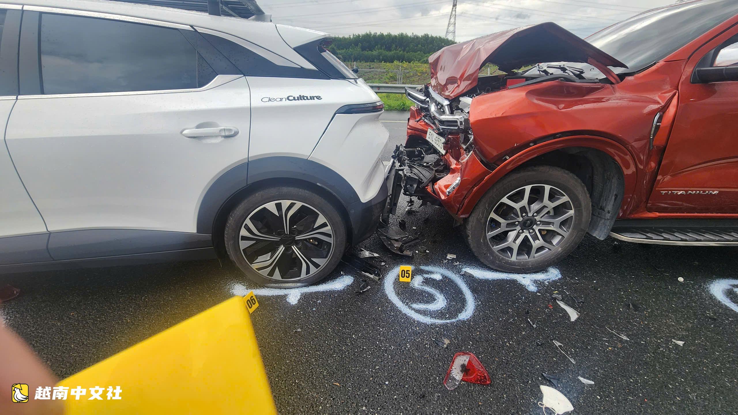 越南交警局:高速公路連續發生2起連環追尾事故,11輛汽車受損
