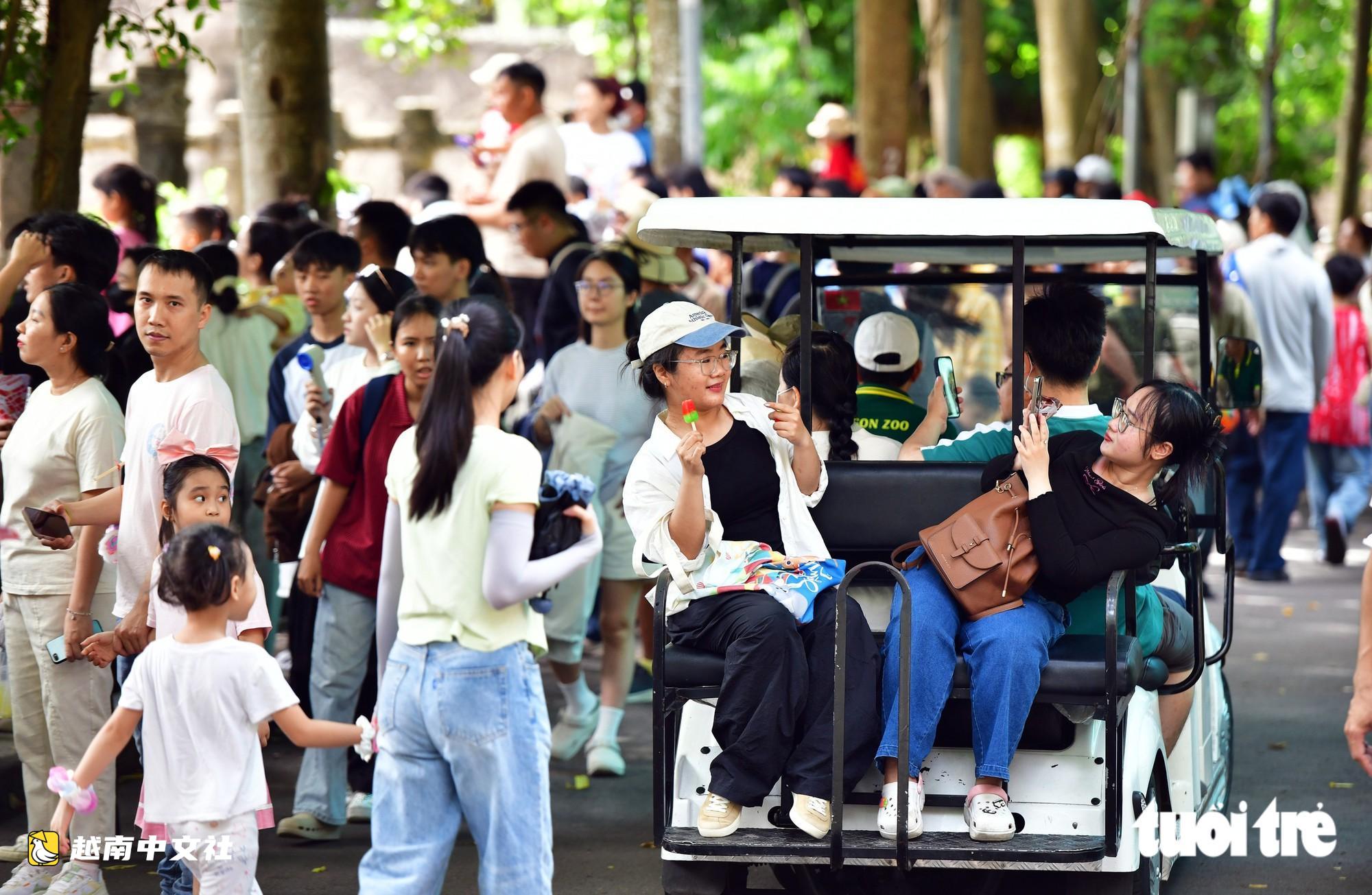 越南國慶日民眾湧向西貢動物園遊玩