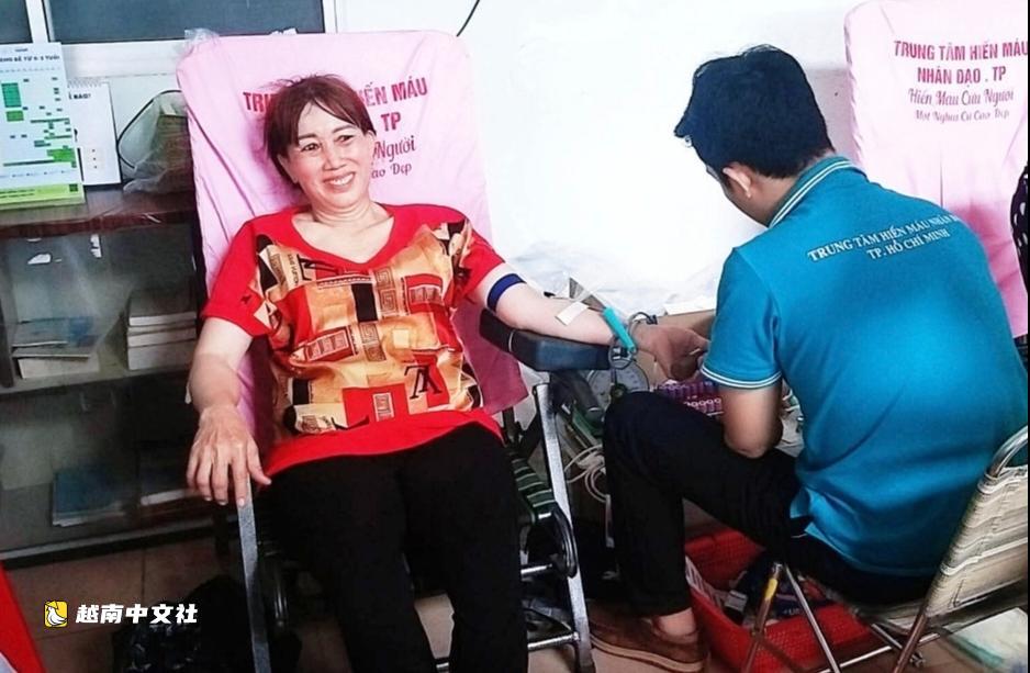 胡志明市一家4口累計獻血260次,妻子曾“偷偷”去獻血後帶動全家