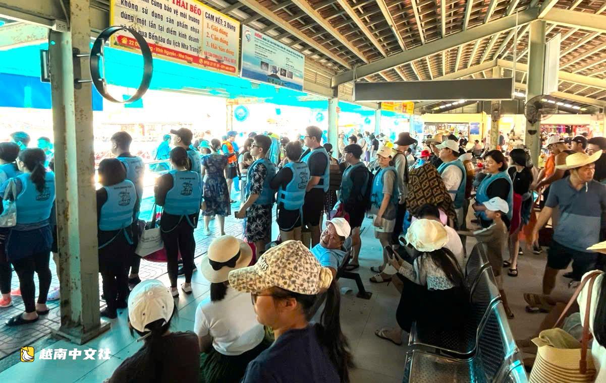 越南9·2假期:擺脫高速堵車,胡志明市、同奈遊客湧向芽莊人山人海