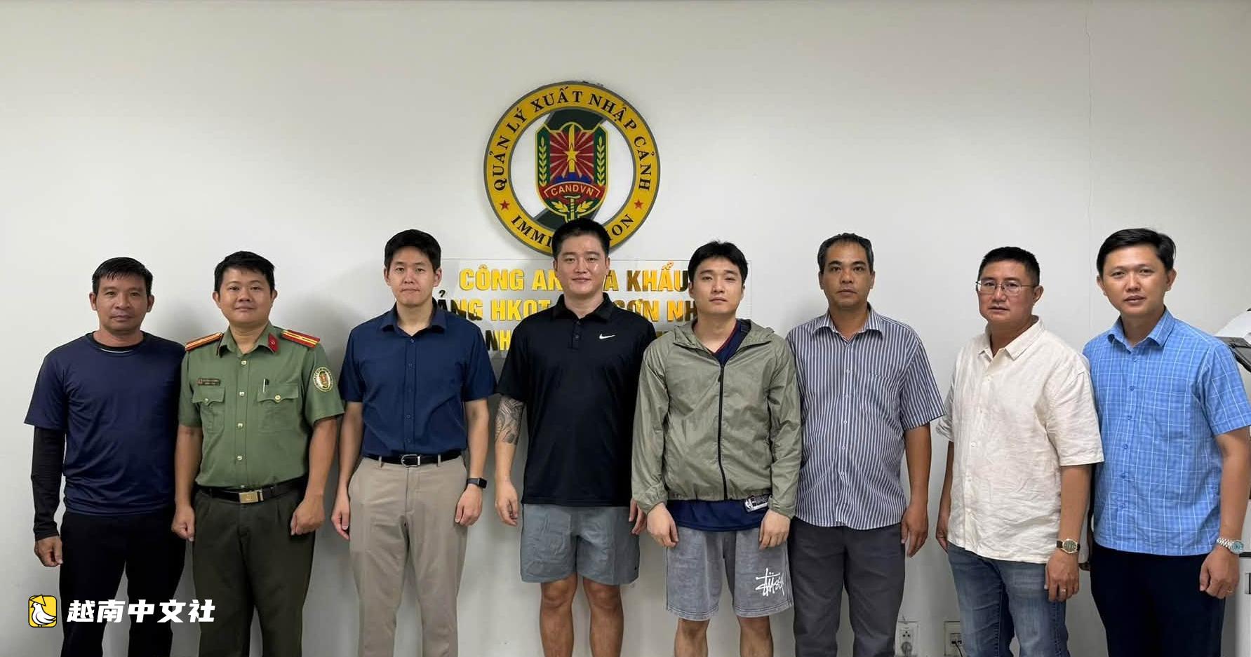 越南在新山一機場向韓國移交3名遭國際刑警紅色通緝的韓籍人員