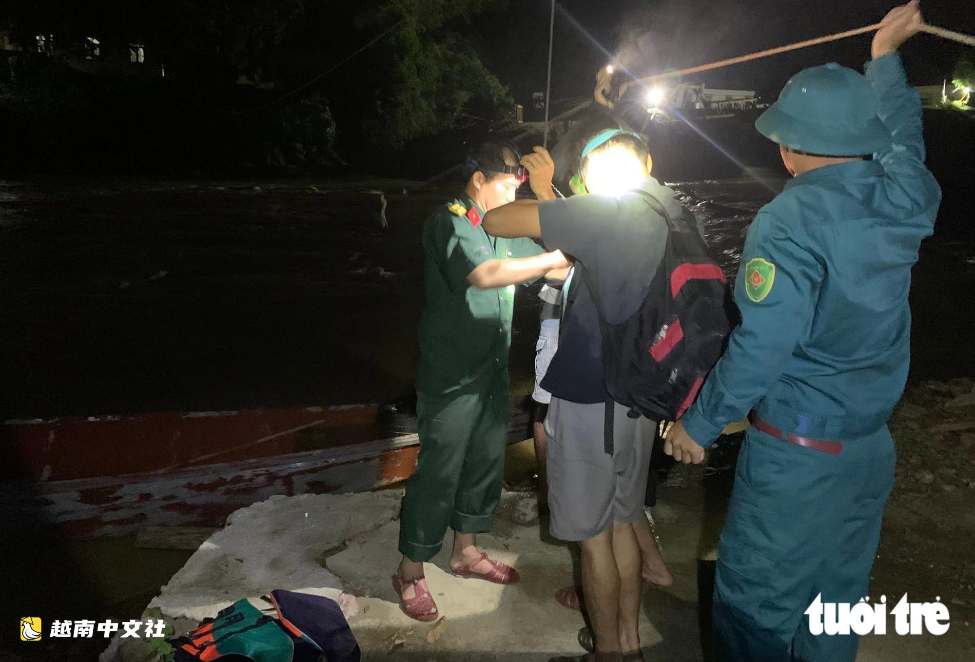 越南洪水沖走橋梁,軍隊和警察用船不辭辛勞載民眾過河