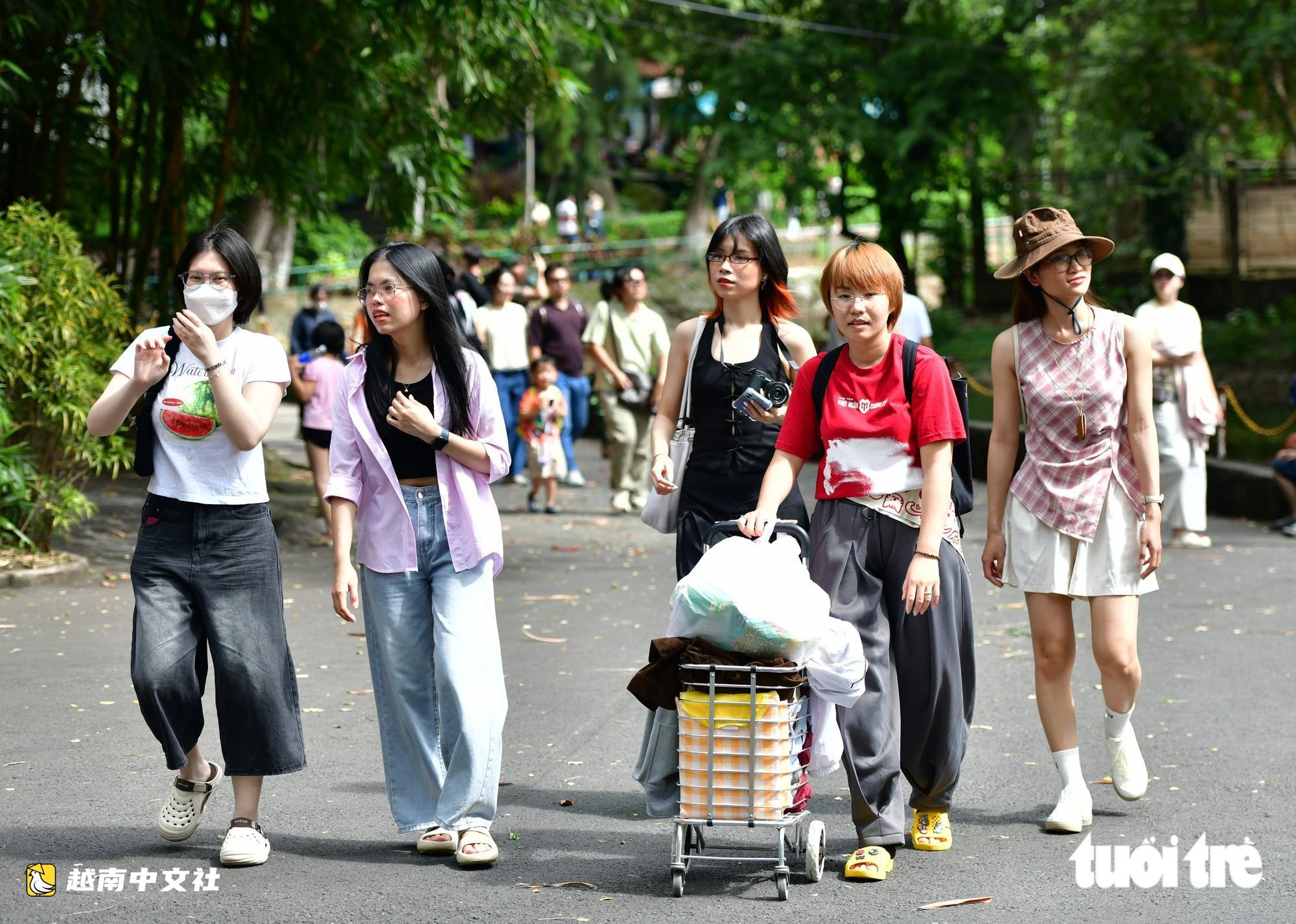 越南國慶日民眾湧向西貢動物園遊玩
