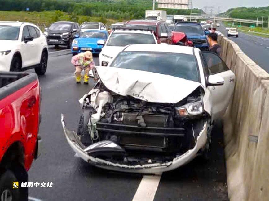 越南潘切-油間高速公路7車連環相撞