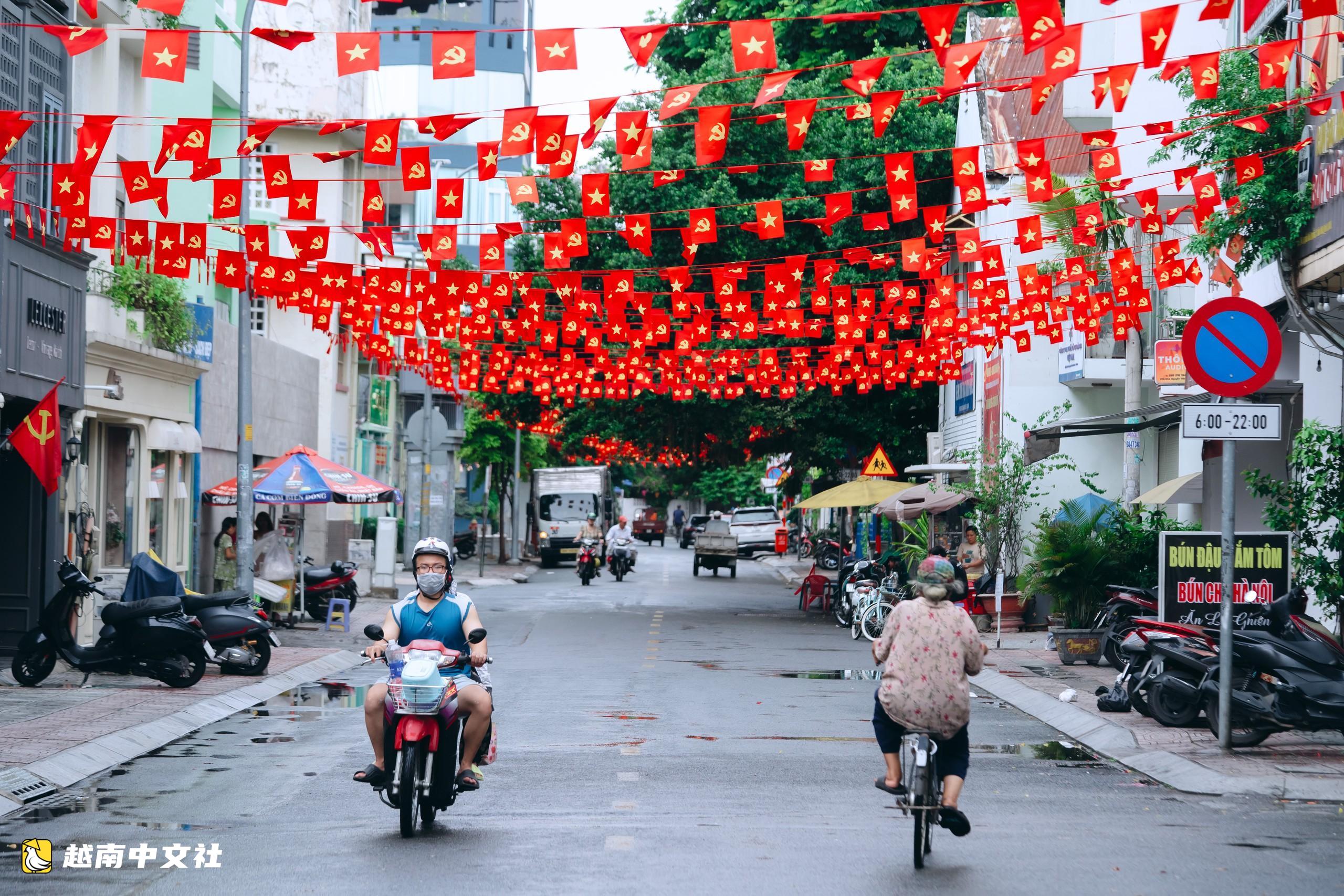 胡志明市國旗鮮花絢麗慶祝9·2國慶節