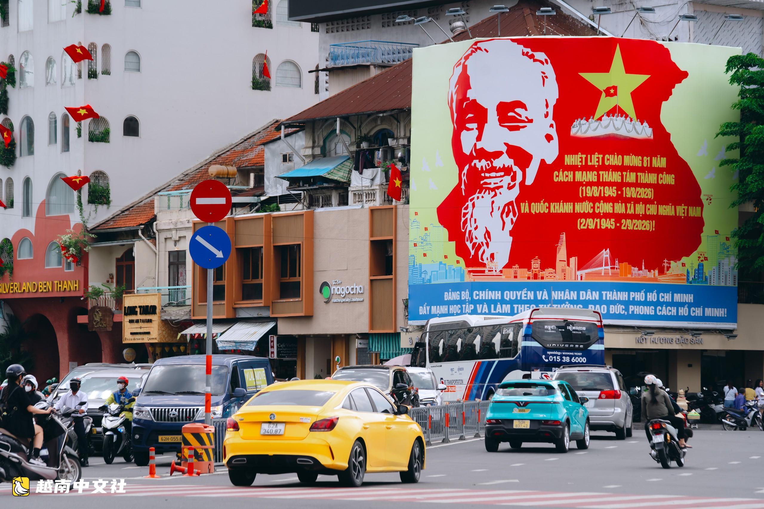 胡志明市國旗鮮花絢麗慶祝9·2國慶節