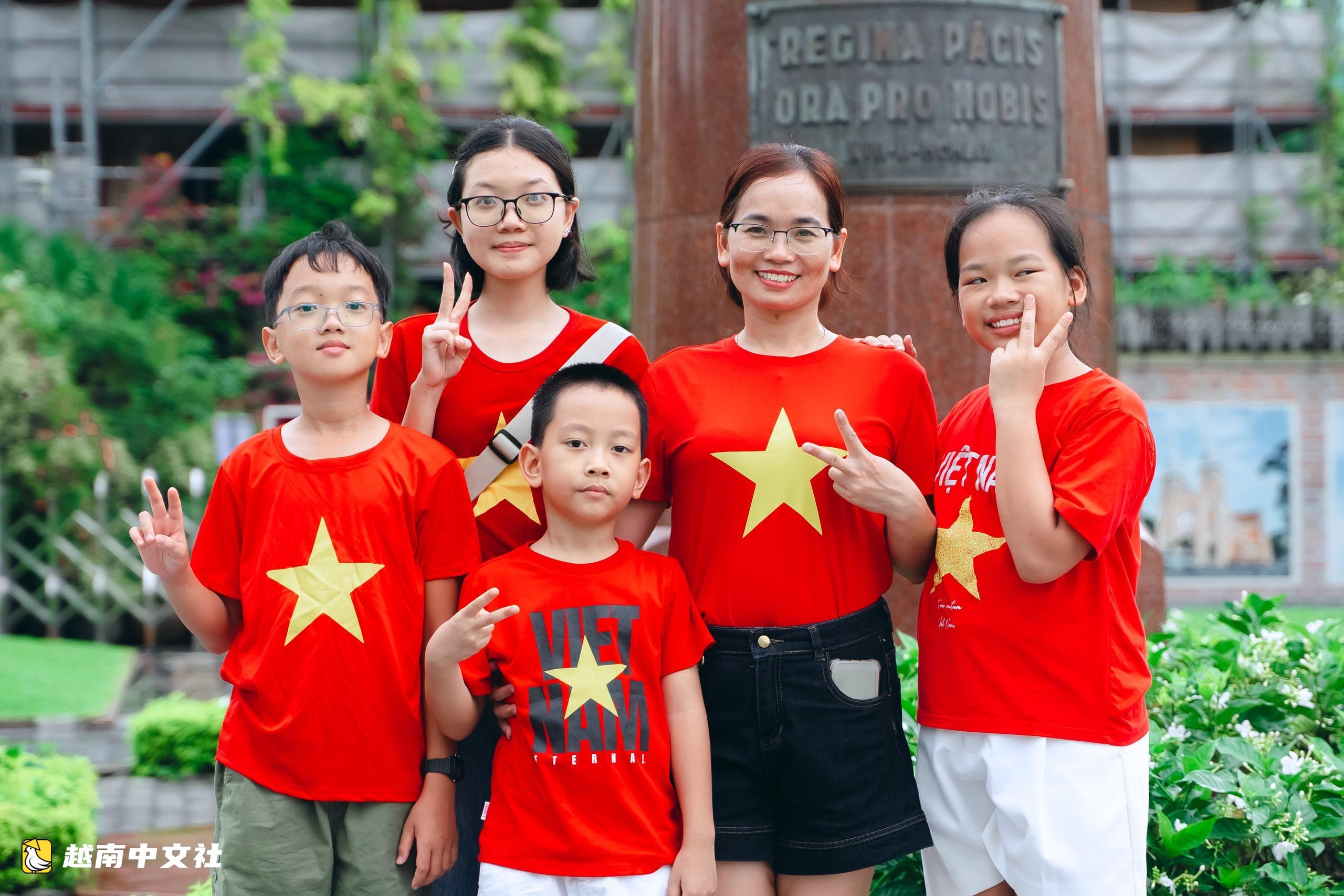 胡志明市國旗鮮花絢麗慶祝9·2國慶節