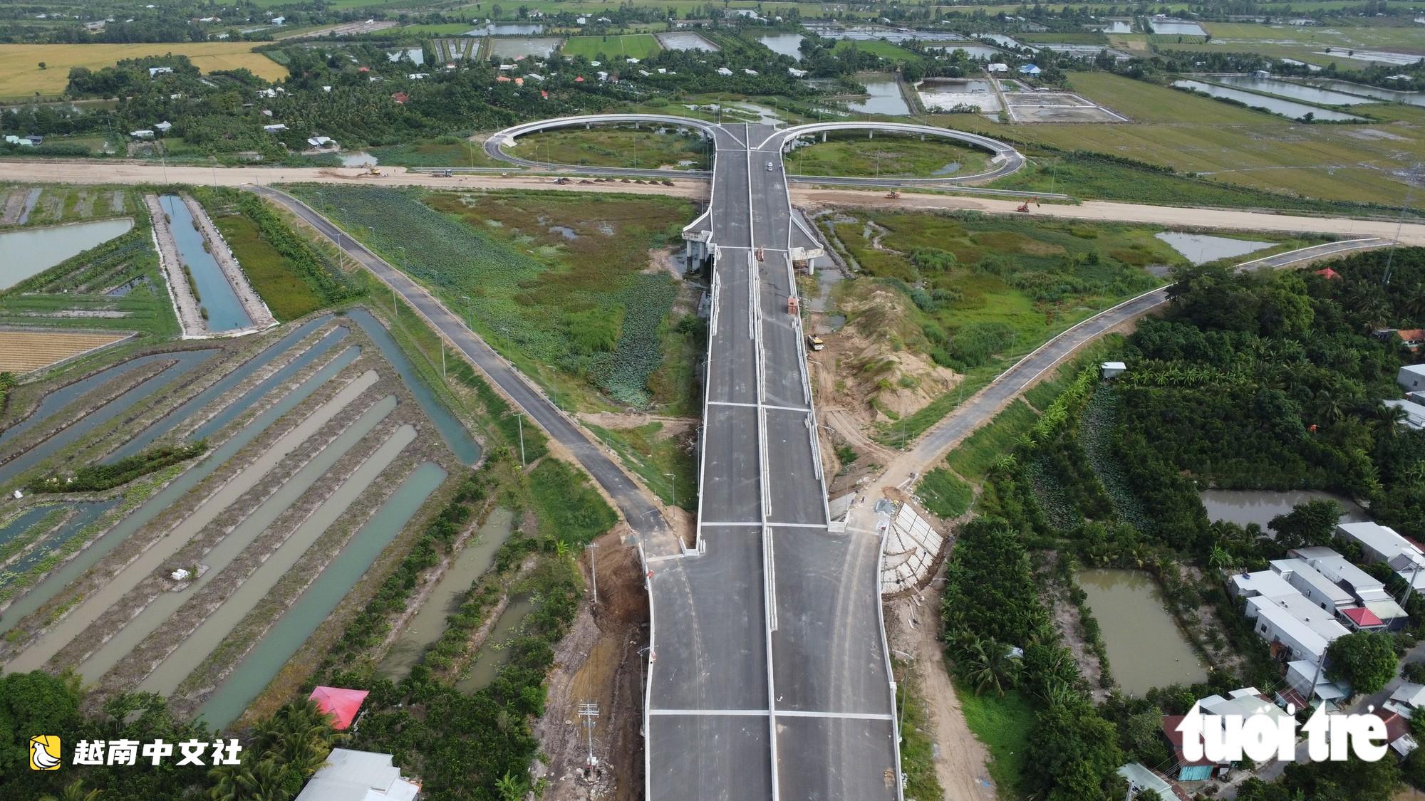 越南同塔省兩條高速公路9·2國慶假期持續施工