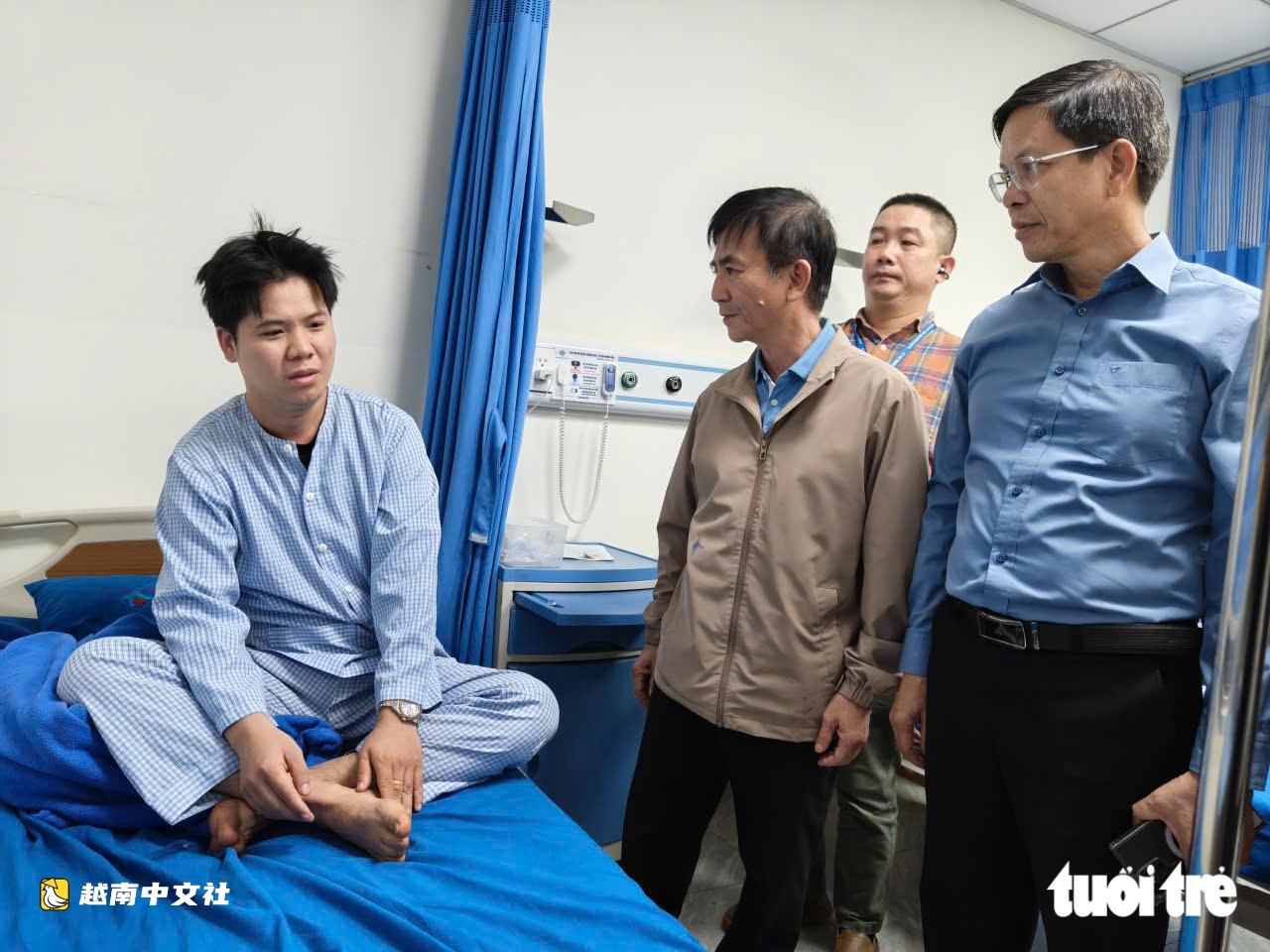 越南嘉萊省客車側翻事故:瞞著媽媽放假回家想給驚喜,女孩卻再也見不到媽媽