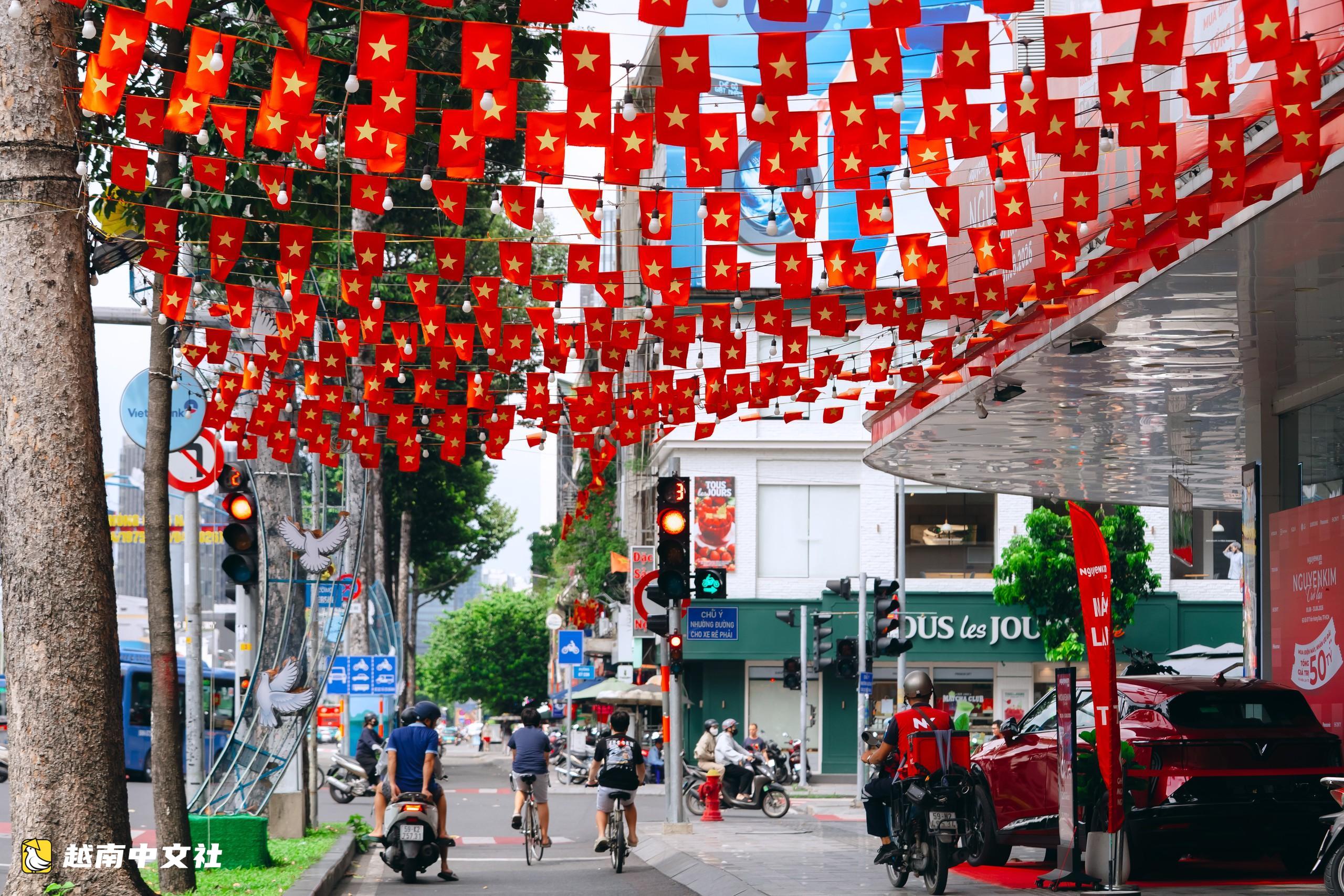 胡志明市國旗鮮花絢麗慶祝9·2國慶節