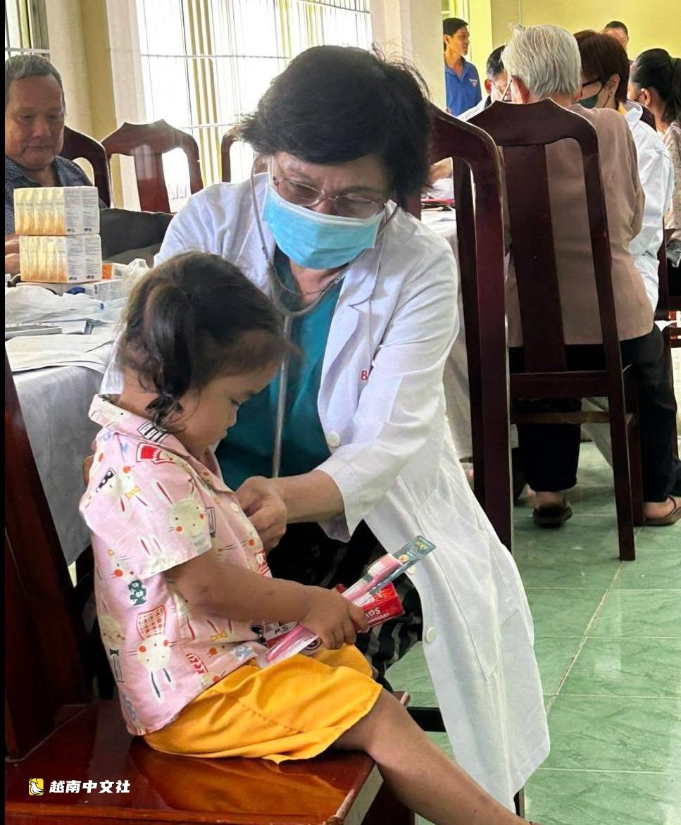 越南74歲女醫生近30年行善:‘去啊,不去會難過!’