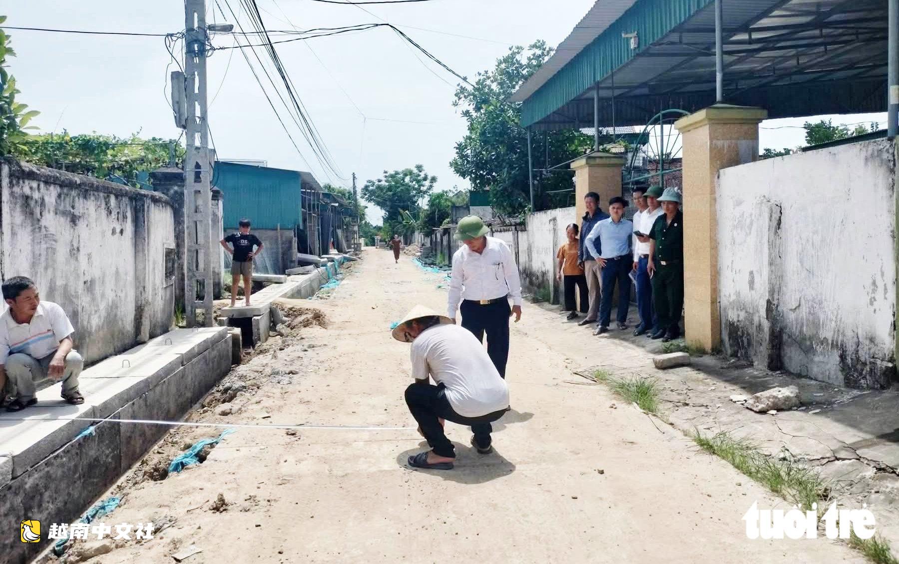 越南義安省金蓮鄉民眾同心獻地拆牆拓寬道路