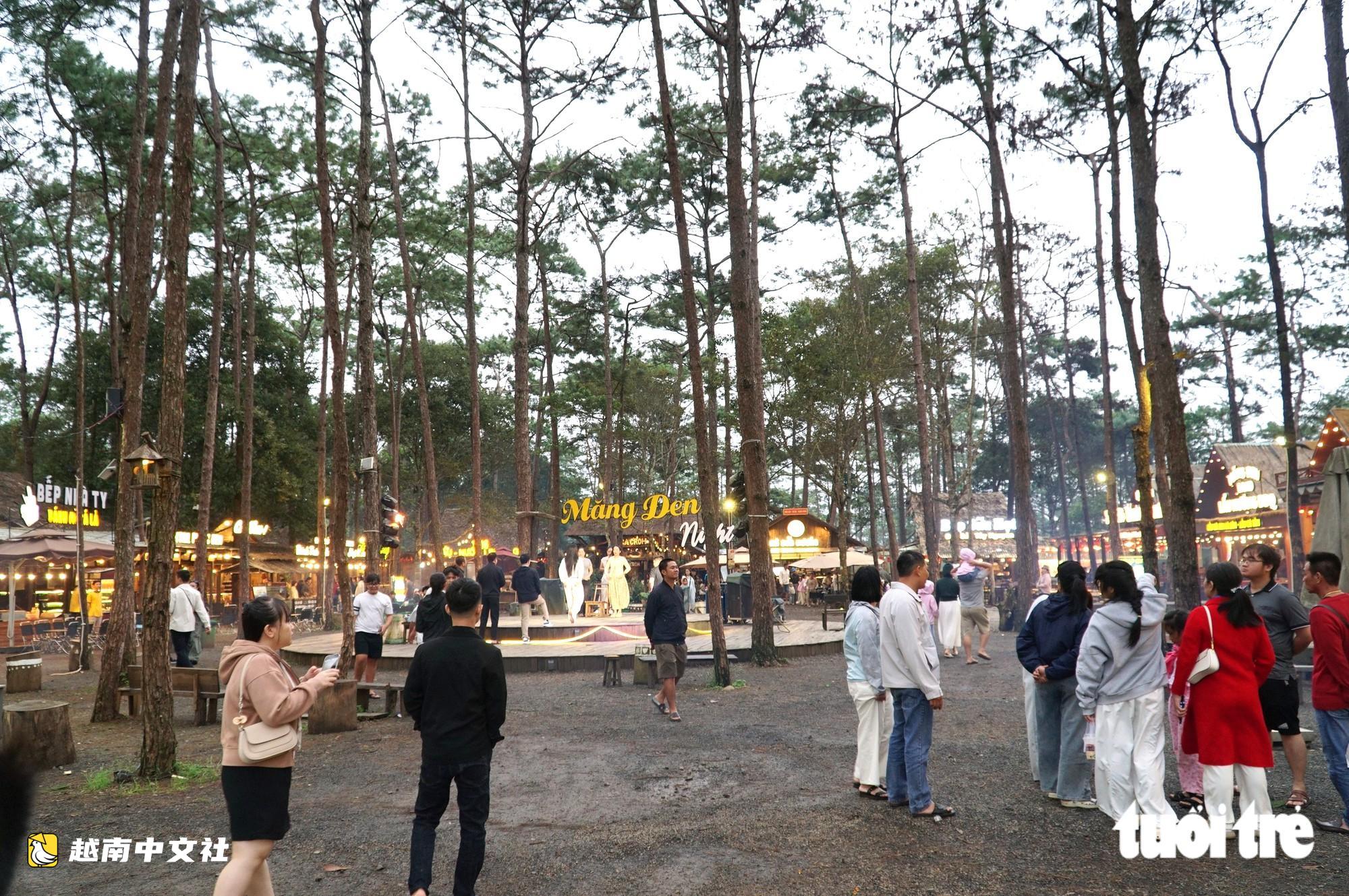 不顧寒冷下雨,遊客仍蜂擁前往越南芒登