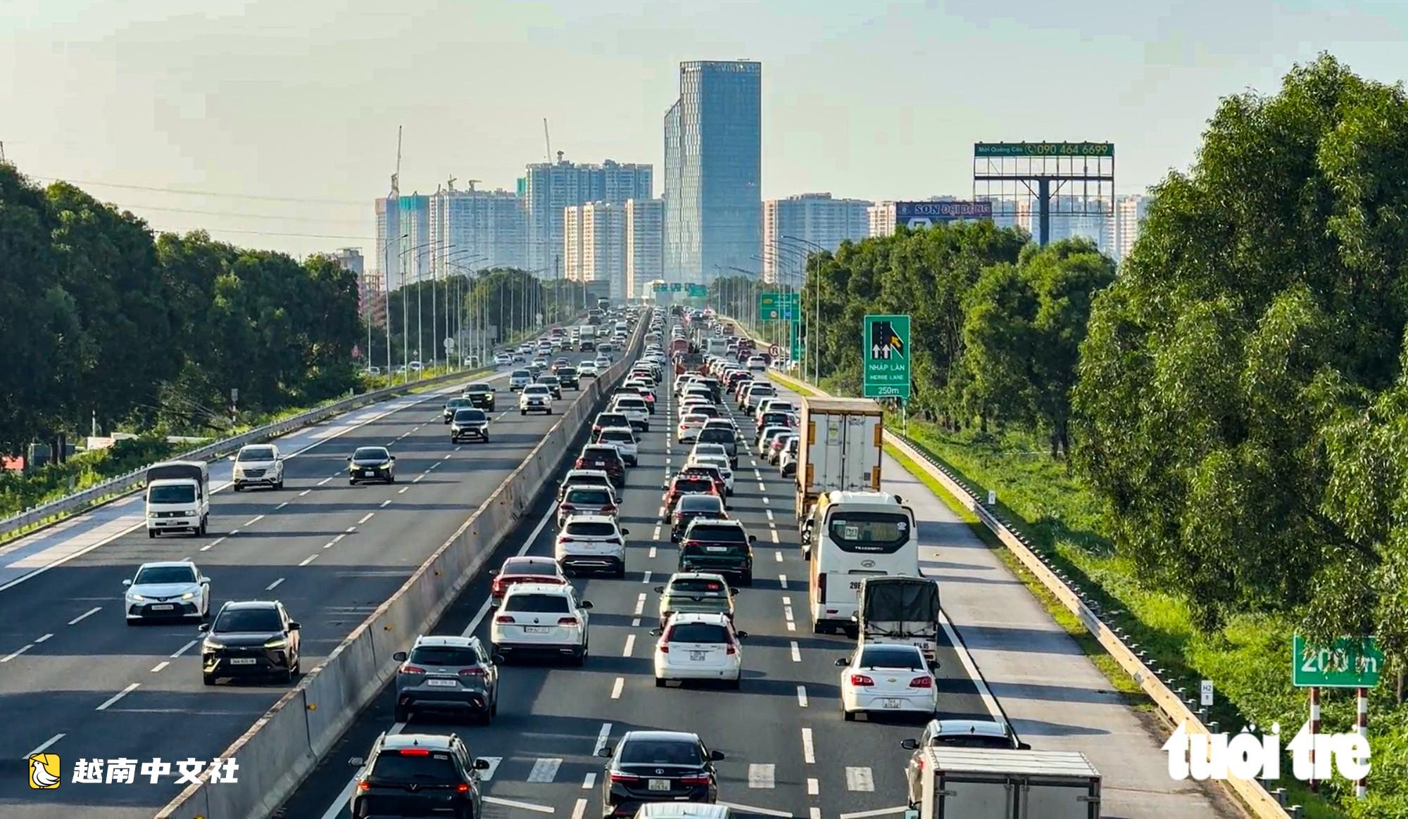 越南河內門戶返程日再現嚴重擁堵,高速啟用對向車道