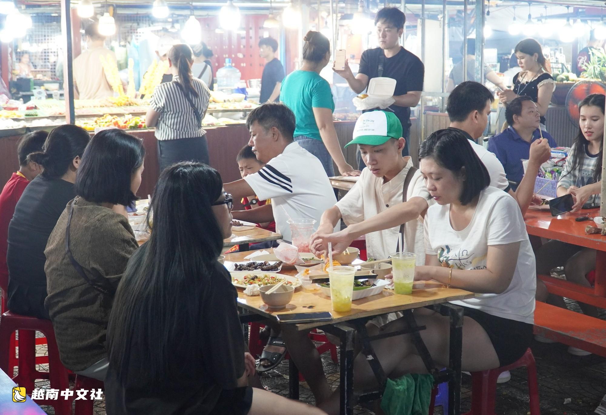 天氣晴好,越南峴港年輕人湧向海灘、夜市慶祝國慶節