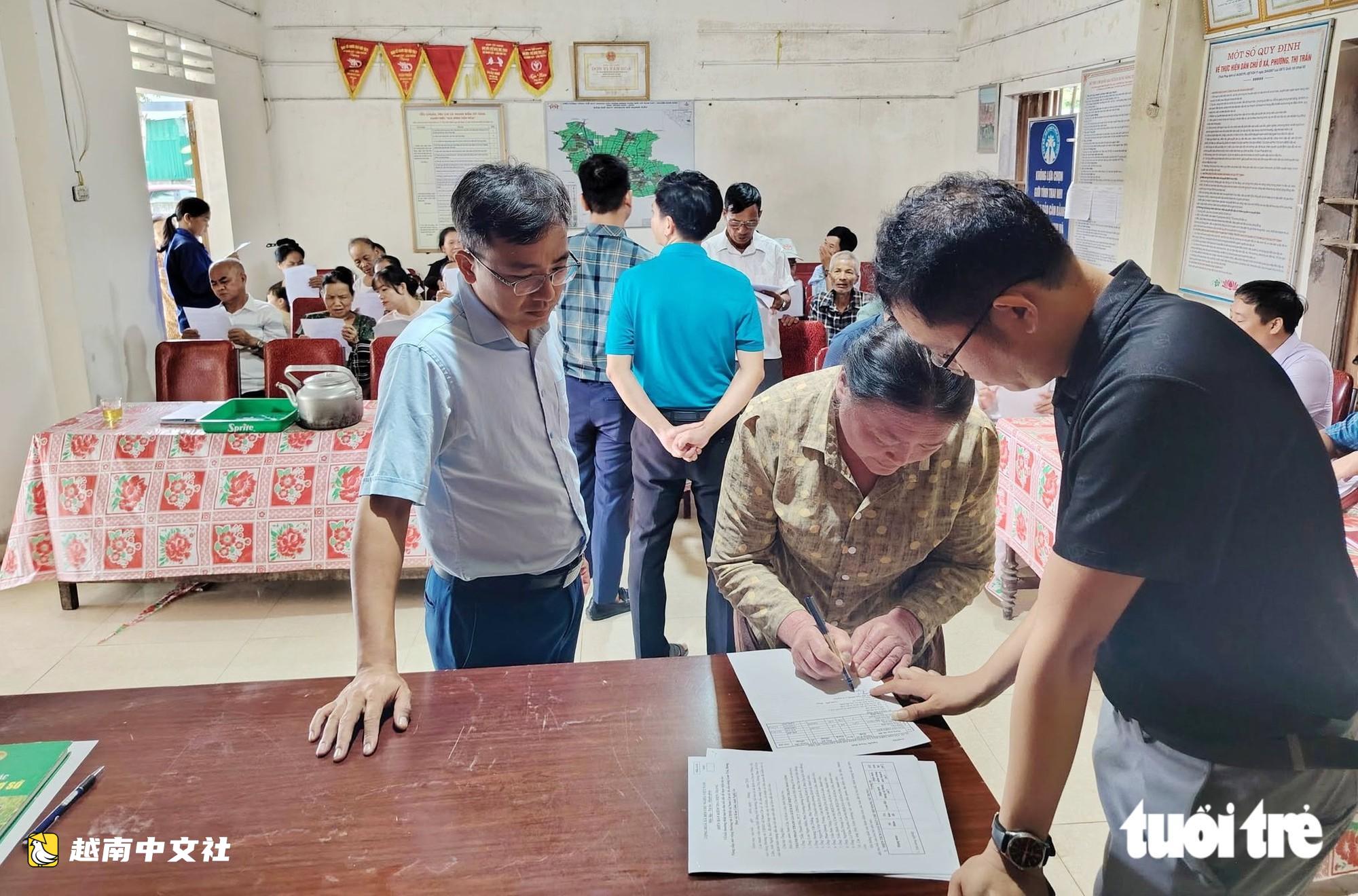 越南義安省金蓮鄉民眾同心獻地拆牆拓寬道路