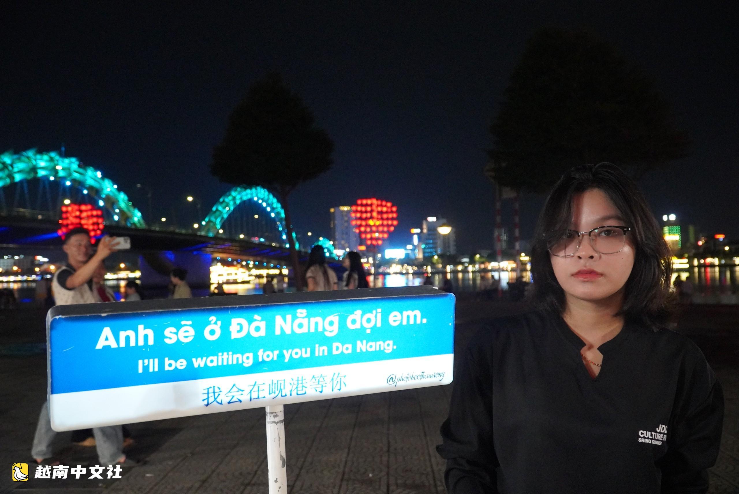 天氣晴好,越南峴港年輕人湧向海灘、夜市慶祝國慶節