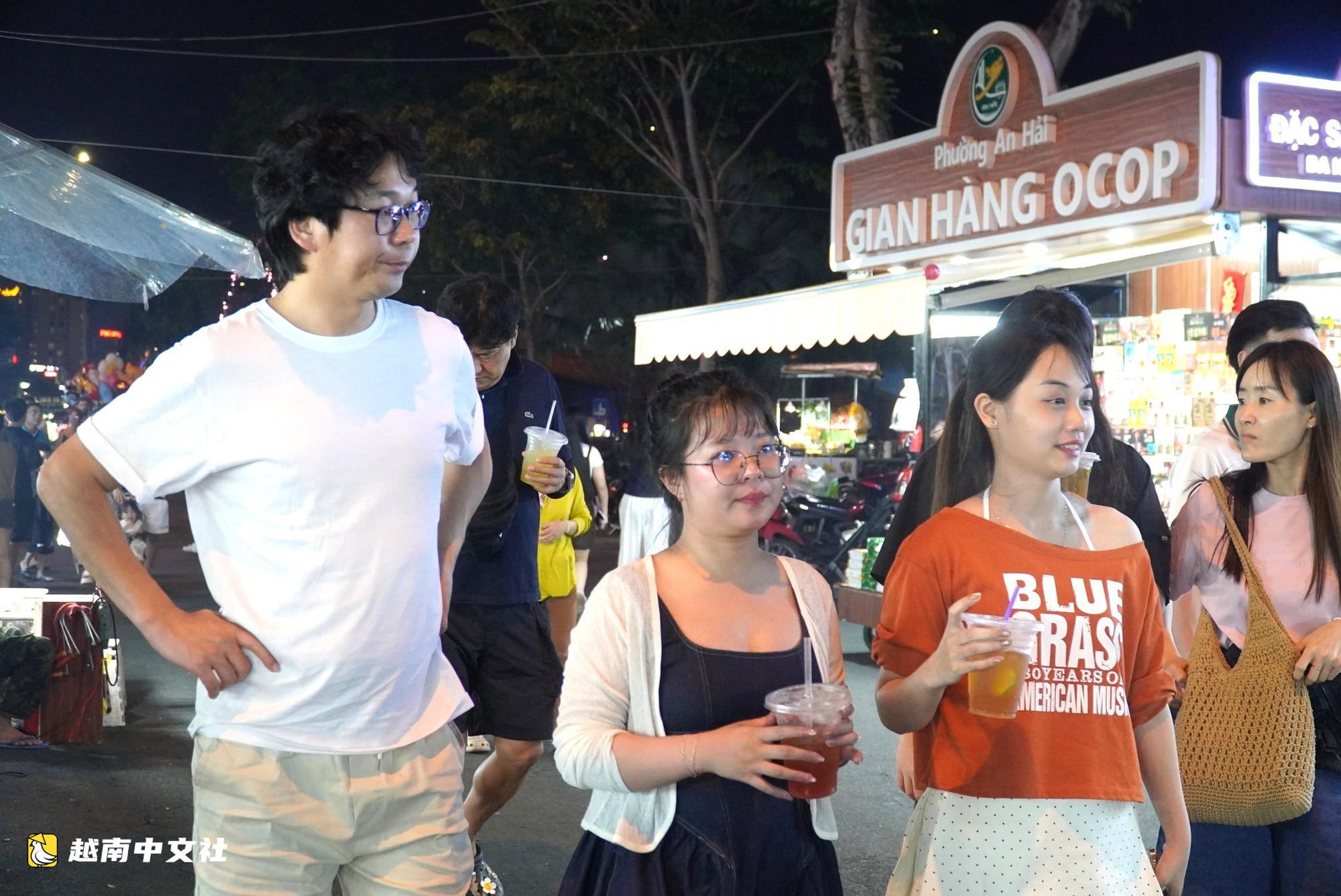 天氣晴好,越南峴港年輕人湧向海灘、夜市慶祝國慶節