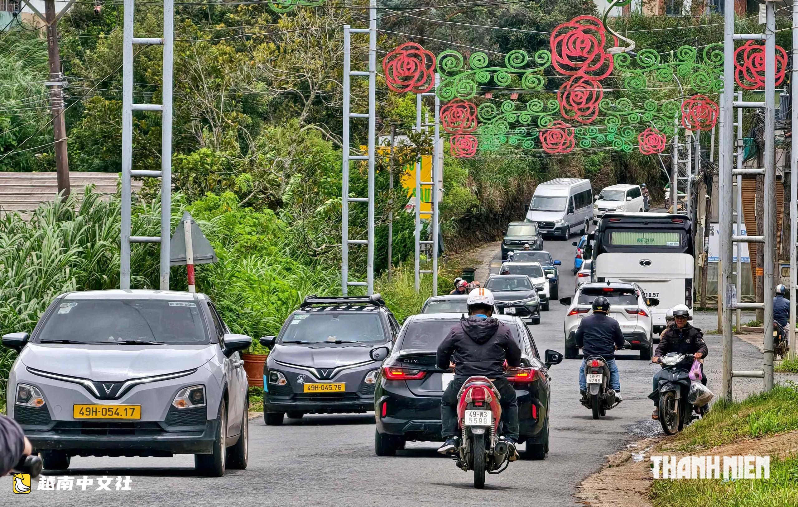 越南大叻市中心:車輛“一點點挪動”
