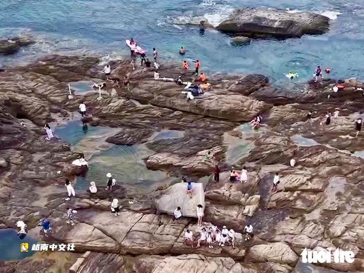 越南富安省郎羅村遊客爆滿，島嶼遊因天氣受影響