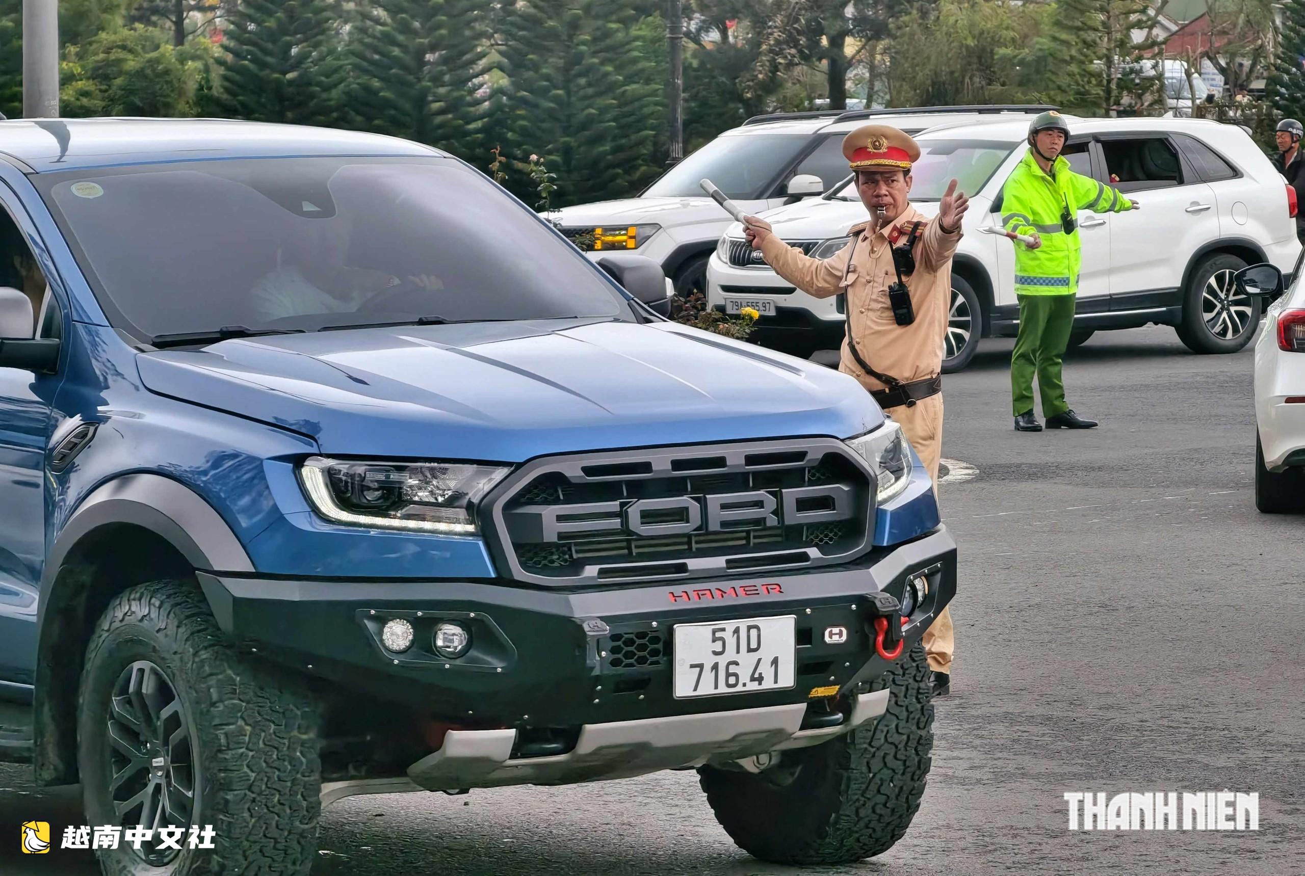 越南大叻市中心:車輛“一點點挪動”