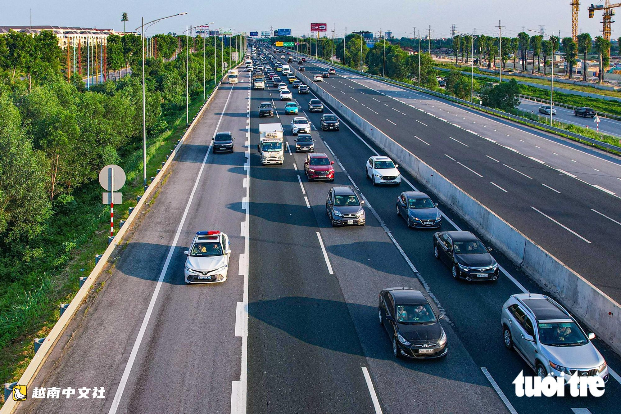 越南河內門戶返程日再現嚴重擁堵,高速啟用對向車道
