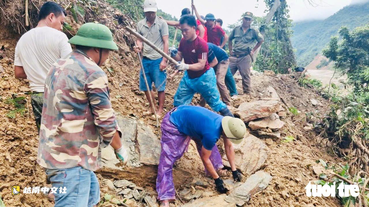越南乂安省全鄉齊心協力,利用假期修復滑坡道路迎接新學年
