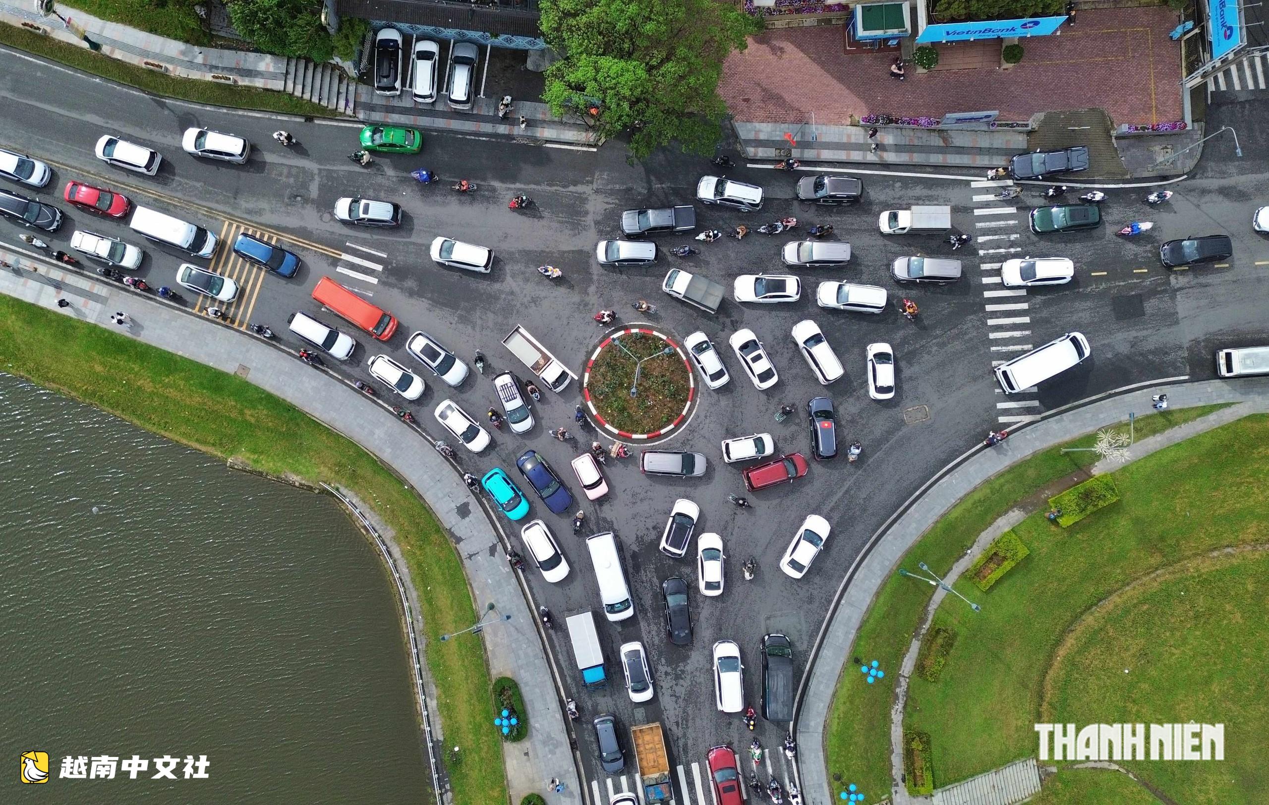 越南大叻市中心:車輛“一點點挪動”