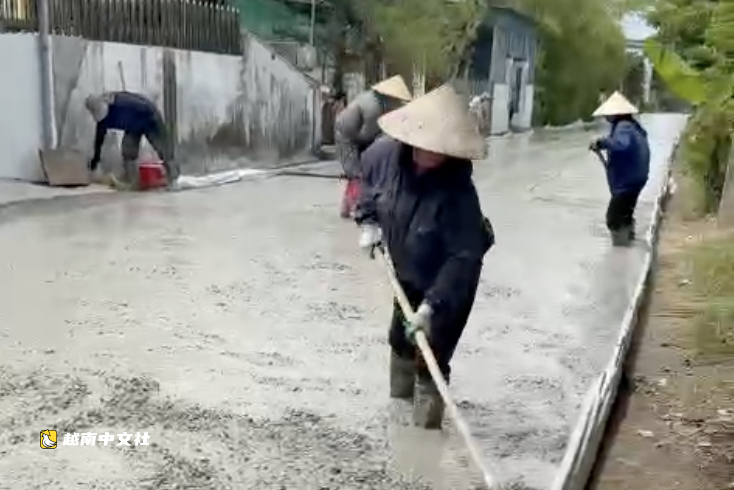 越南義安省金蓮鄉民眾同心獻地拆牆拓寬道路