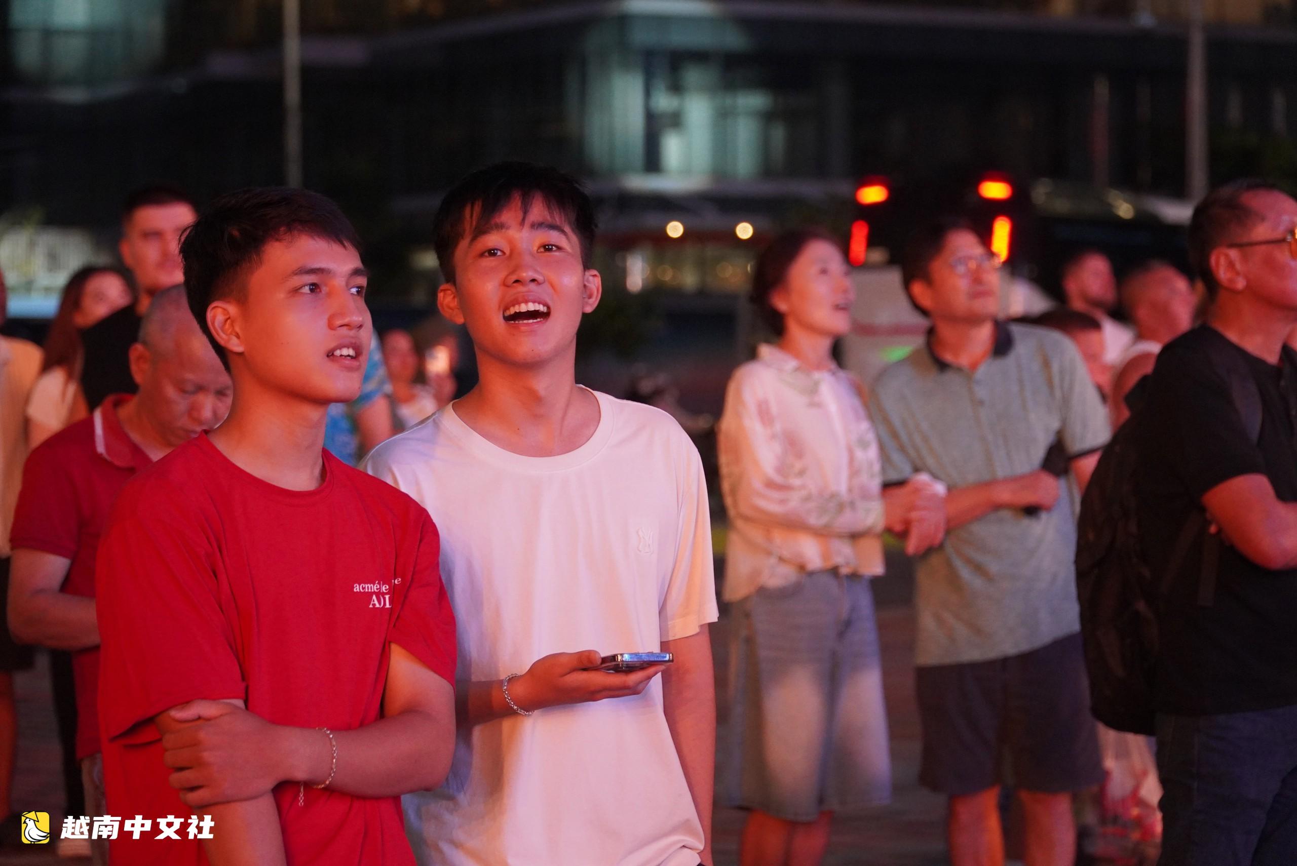 天氣晴好,越南峴港年輕人湧向海灘、夜市慶祝國慶節