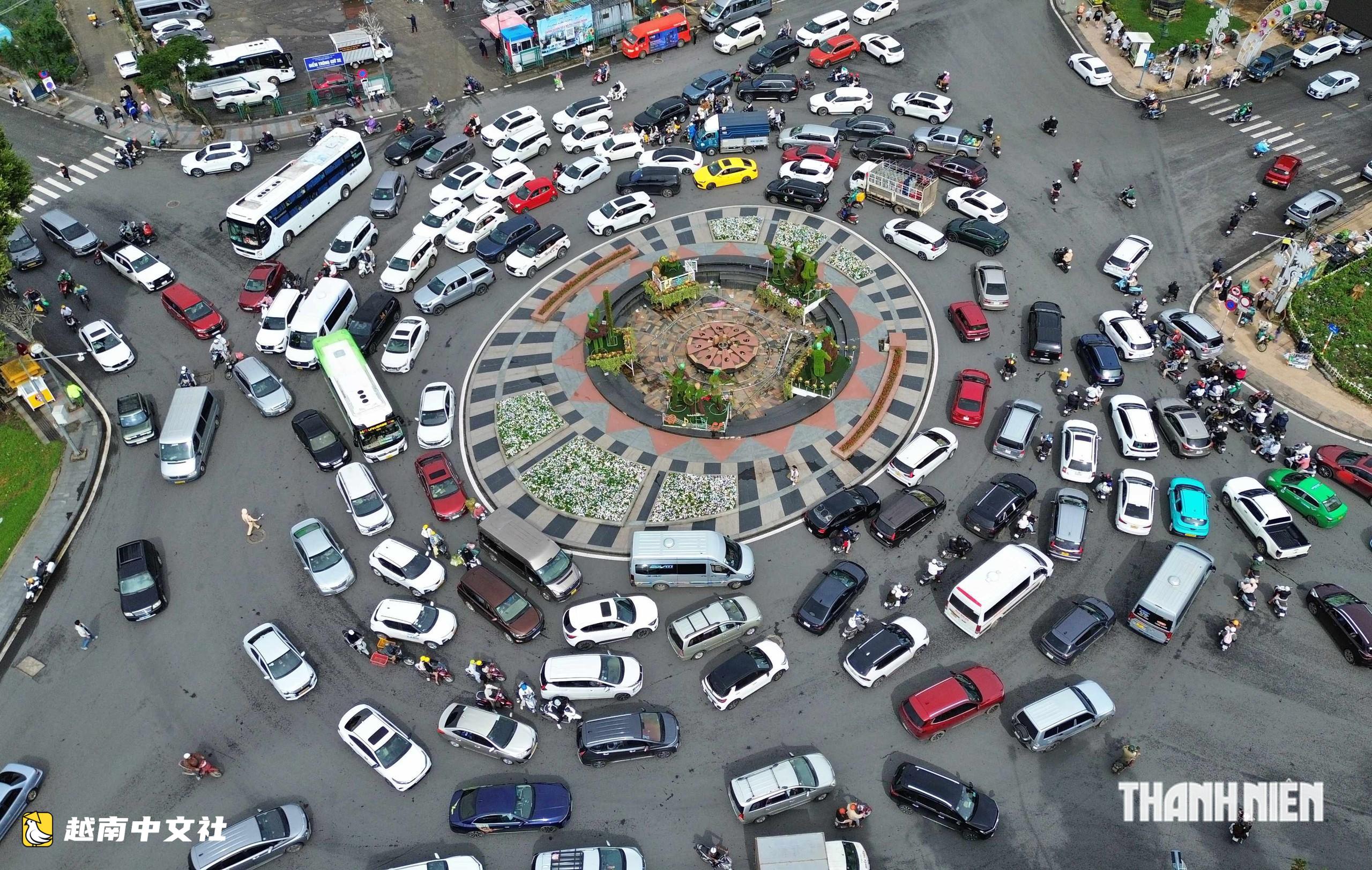 越南大叻市中心:車輛“一點點挪動”