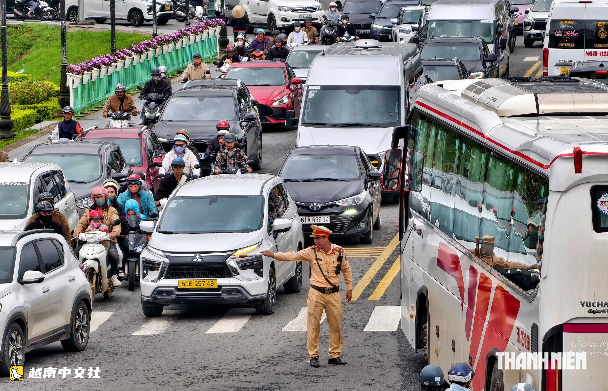 越南大叻市中心:車輛“一點點挪動”