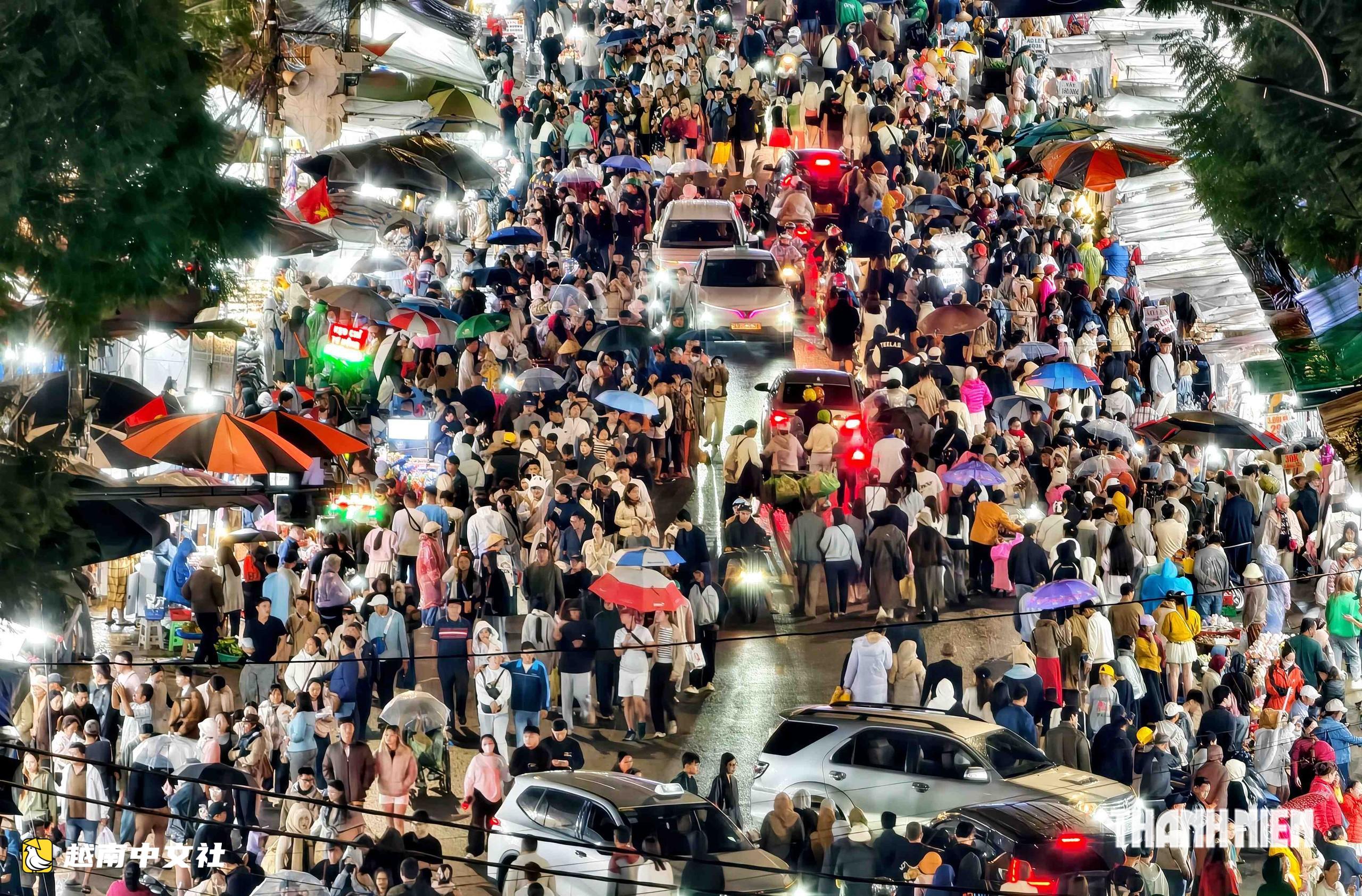 越南大叻市中心:車輛“一點點挪動”