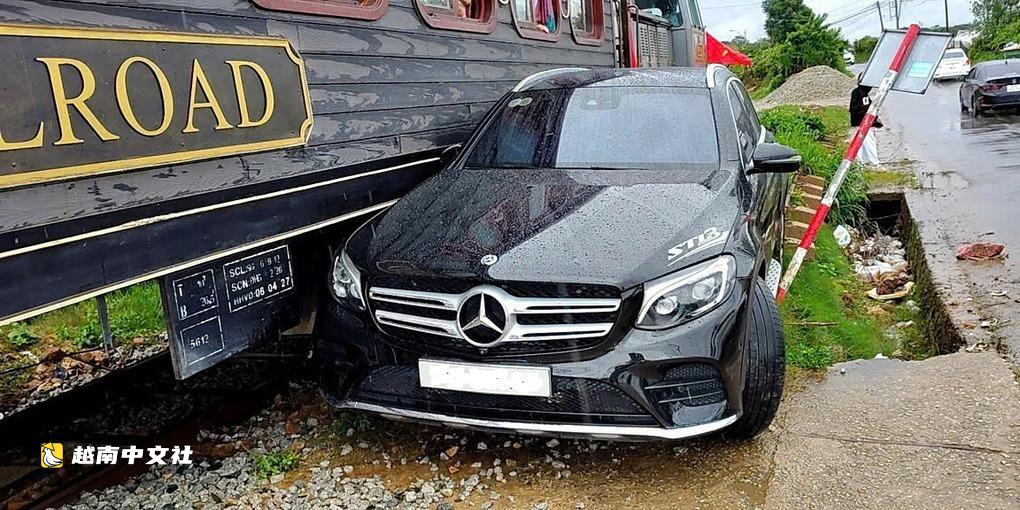 越南大叻汽車橫穿鐵路被旅遊列車撞上