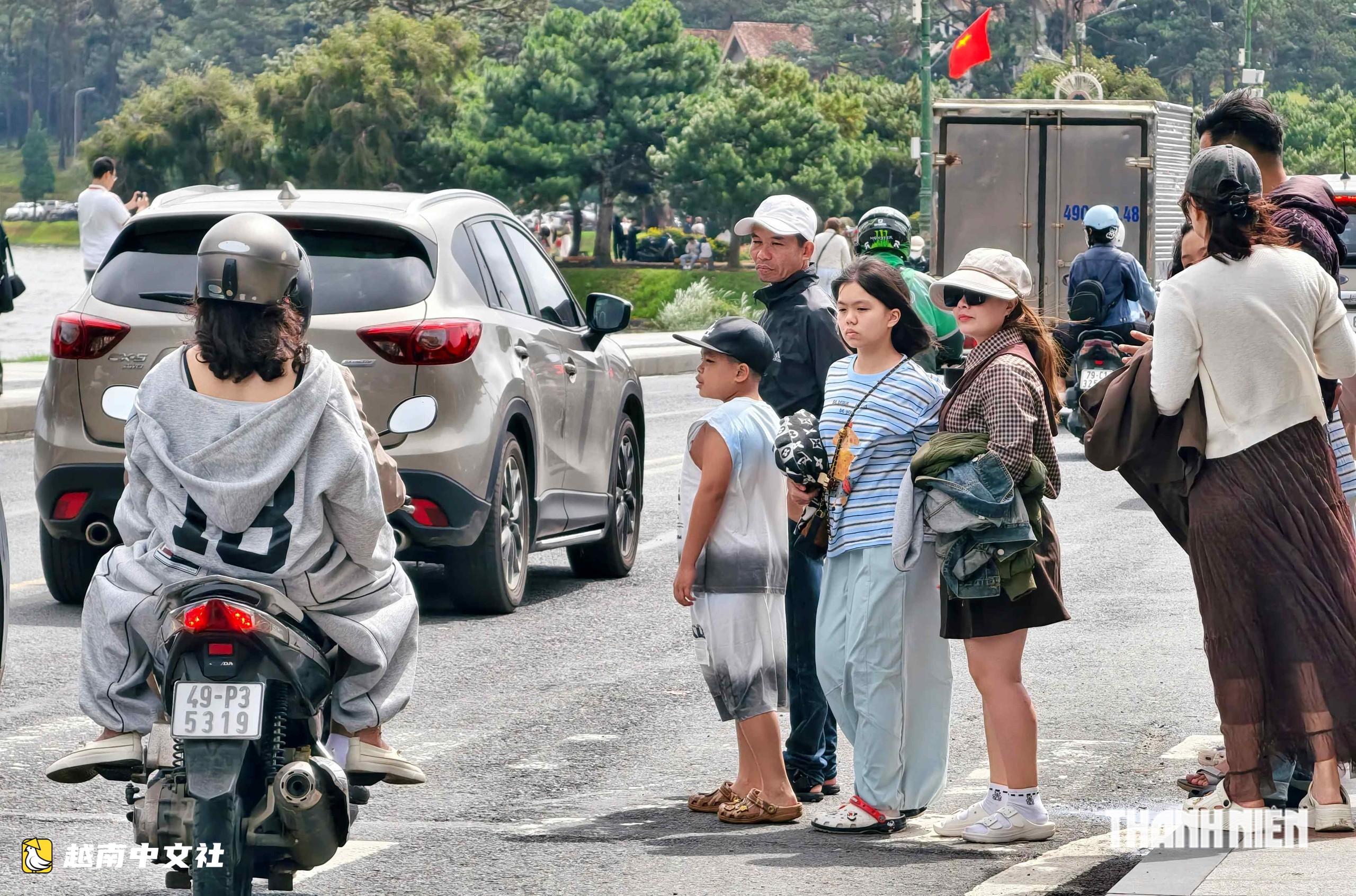 越南大叻市中心:車輛“一點點挪動”