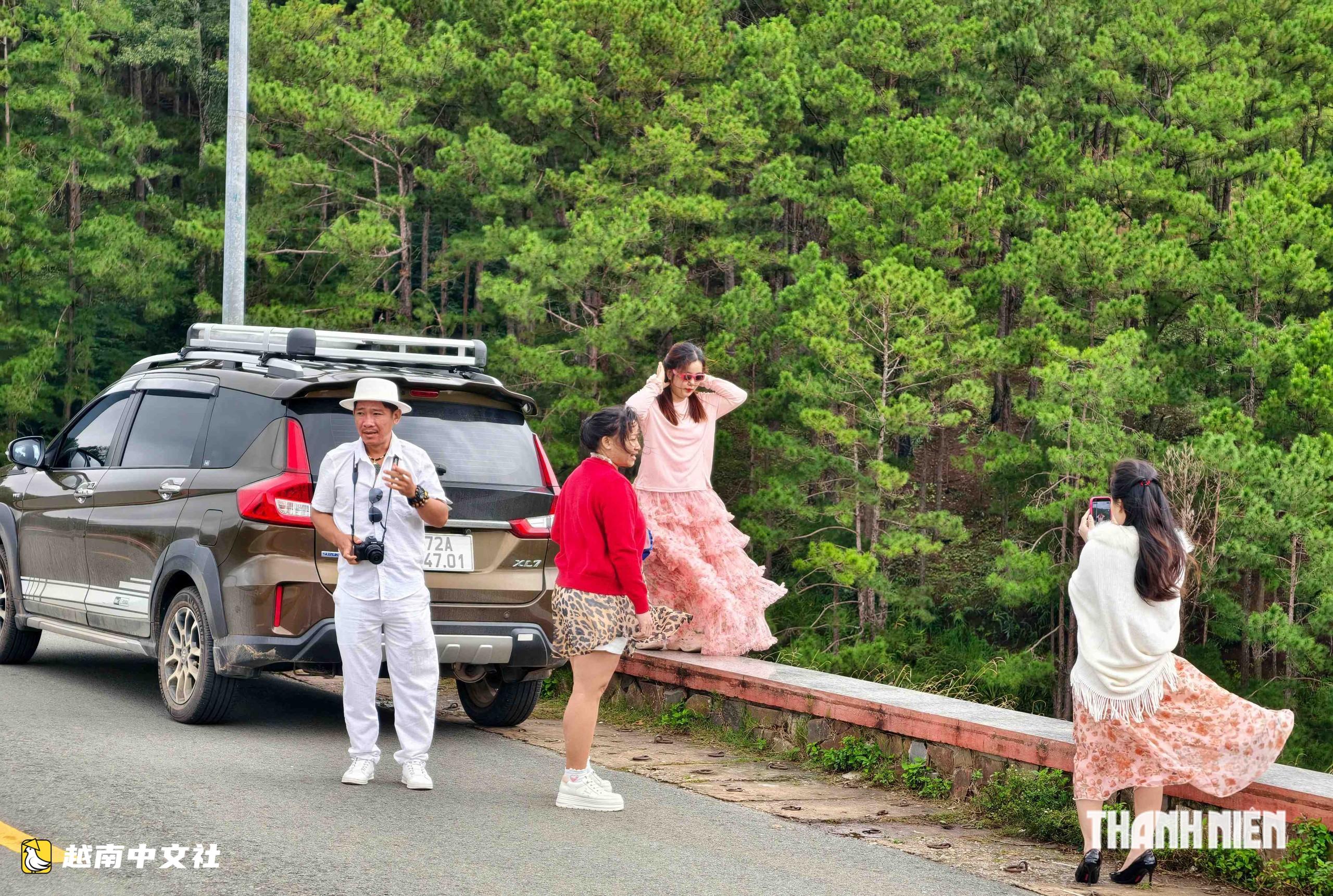 越南大叻市中心:車輛“一點點挪動”