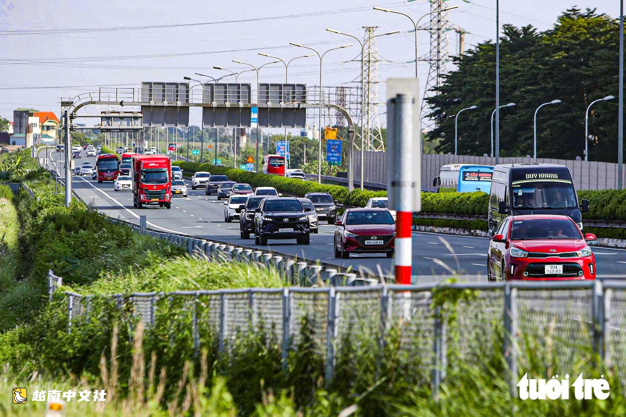 越南河內門戶返程日再現嚴重擁堵,高速啟用對向車道