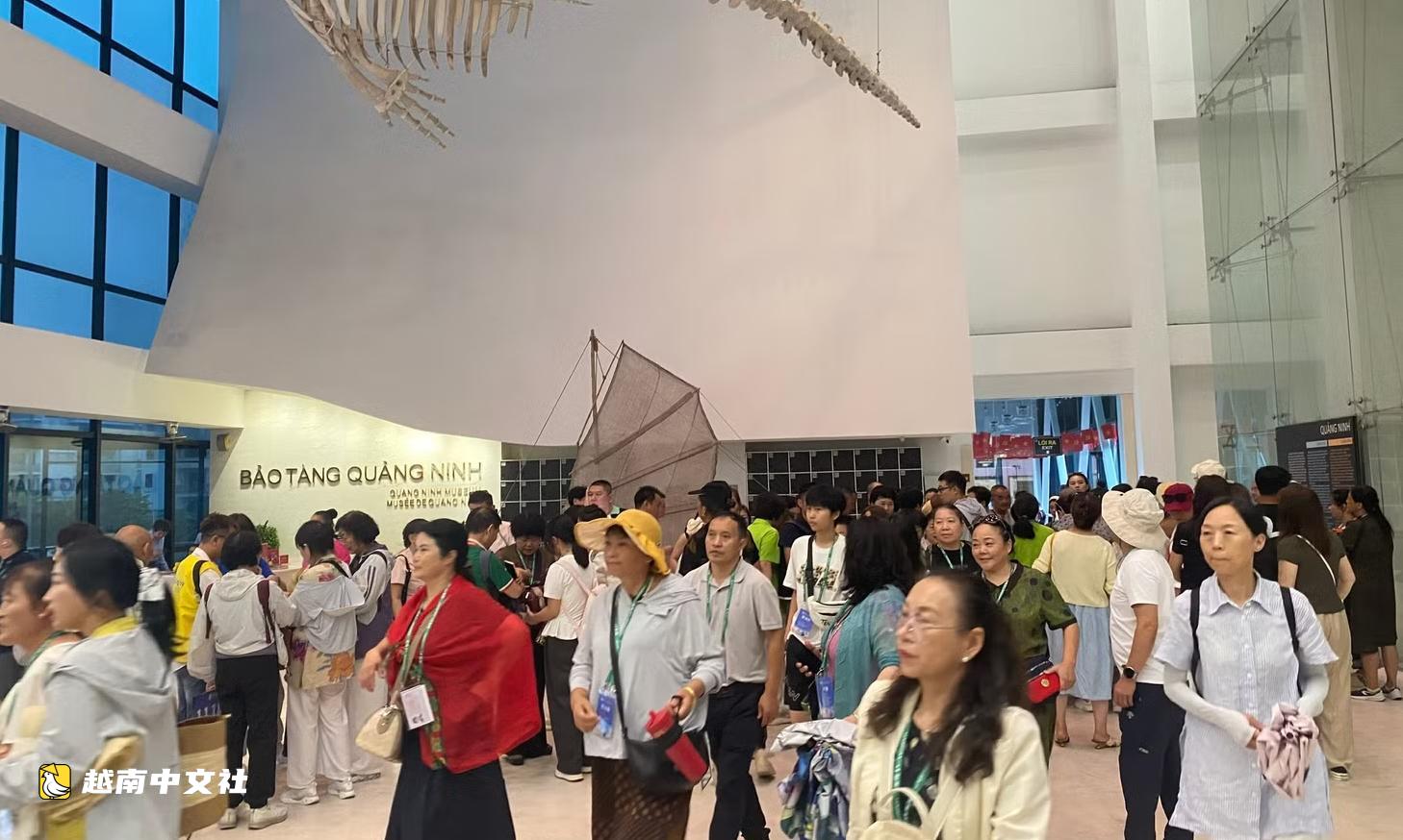 越南廣寧:海上游客稀少,岸上人山人海