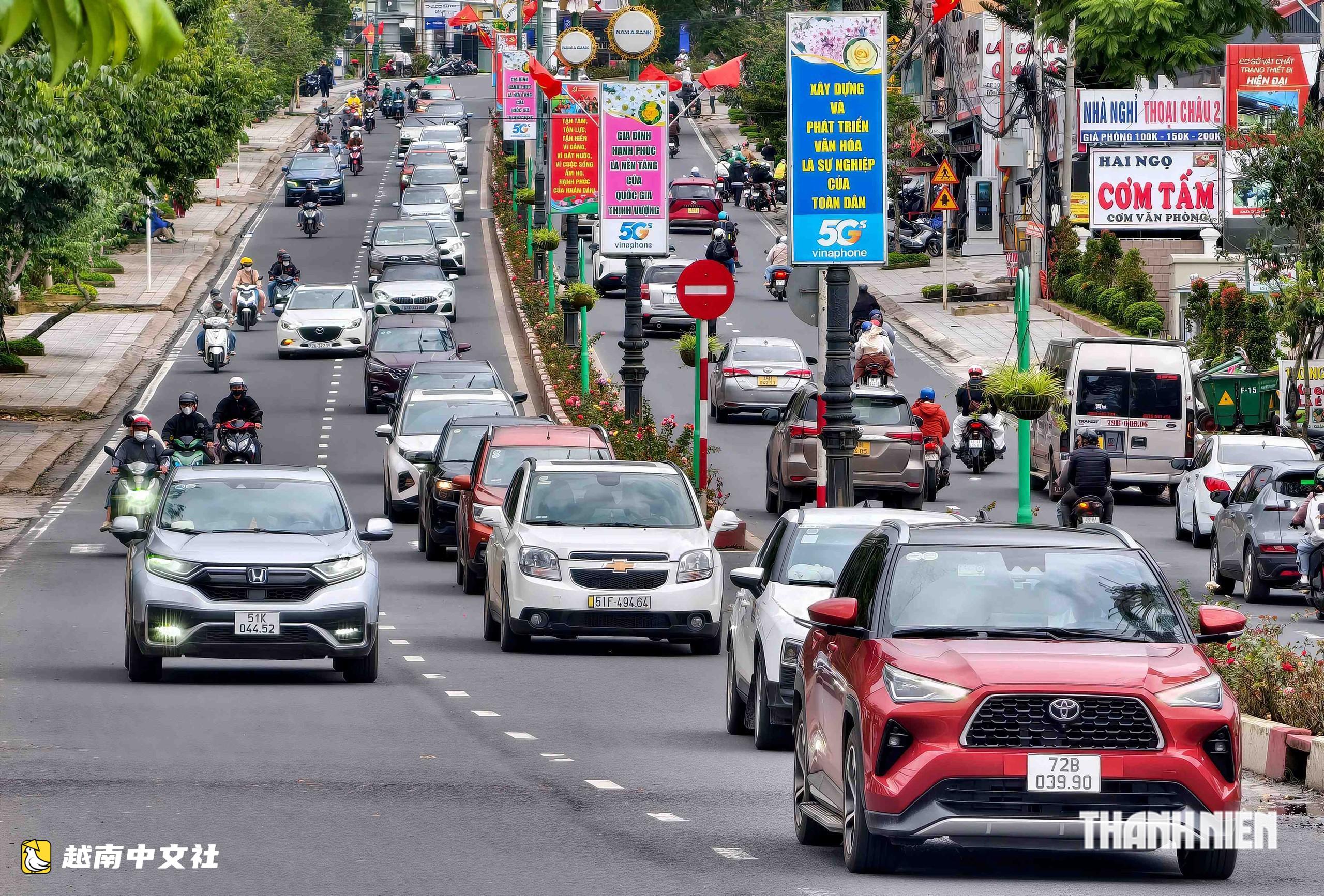 越南大叻市中心:車輛“一點點挪動”