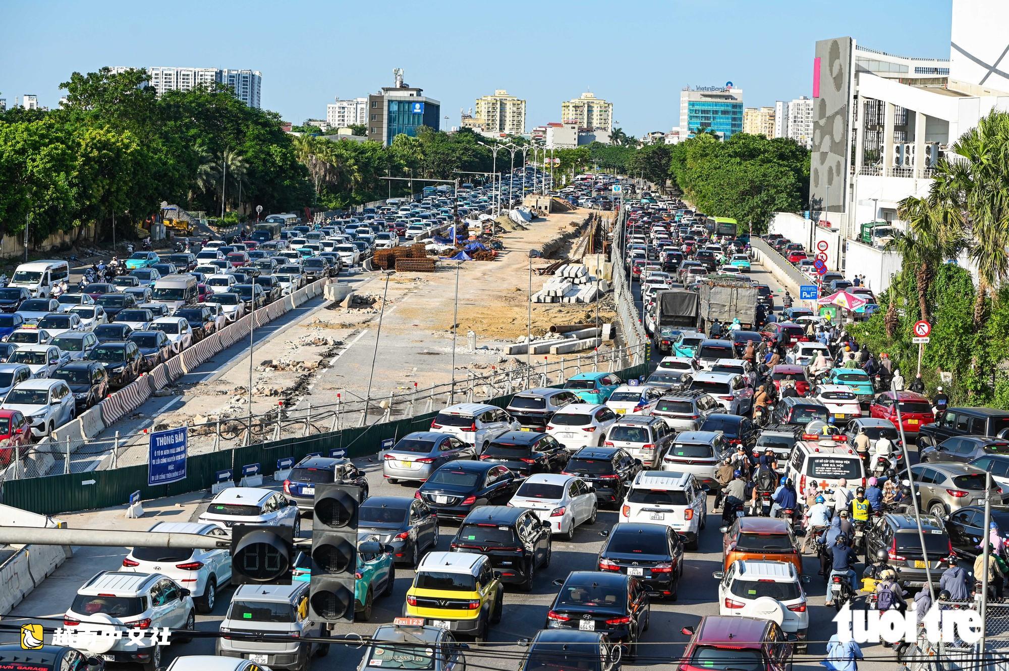 越南河內:假期返程車流高峰,永綏橋擁堵嚴重