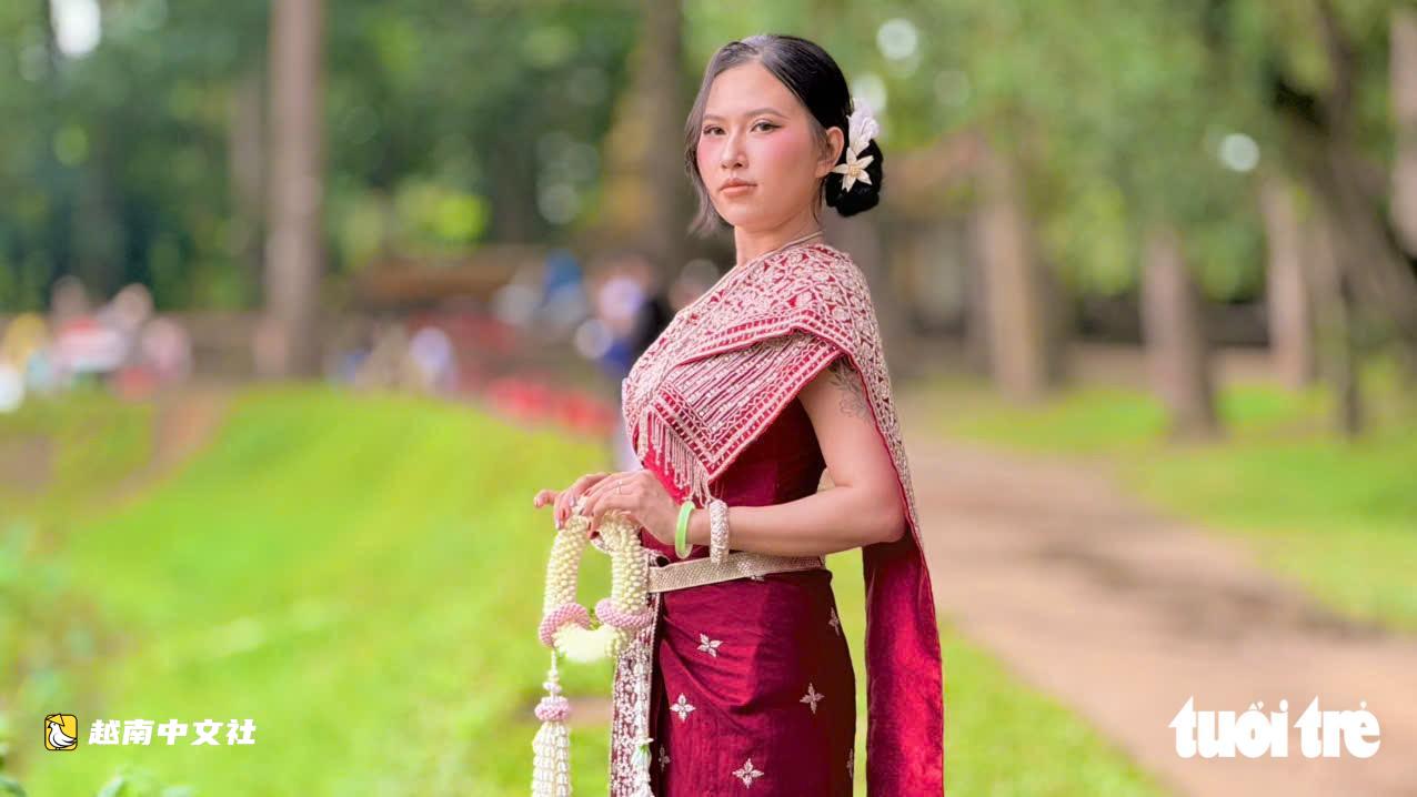 歌手黄梅芝新歌爆红,越南年轻人涌向翁婆湖租高棉传统服装拍照