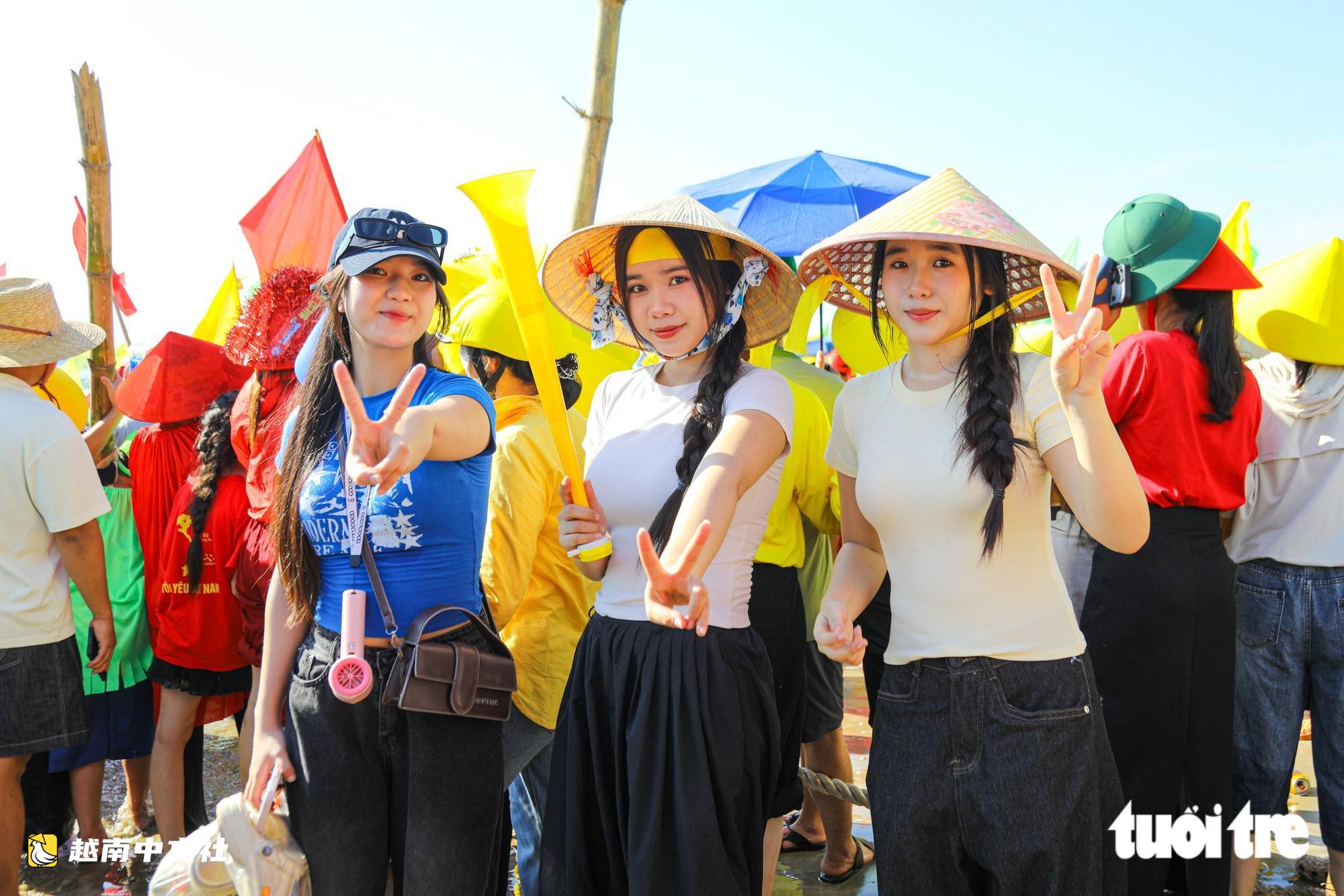 数千人下海为越南广治省渔村传统划船节助威