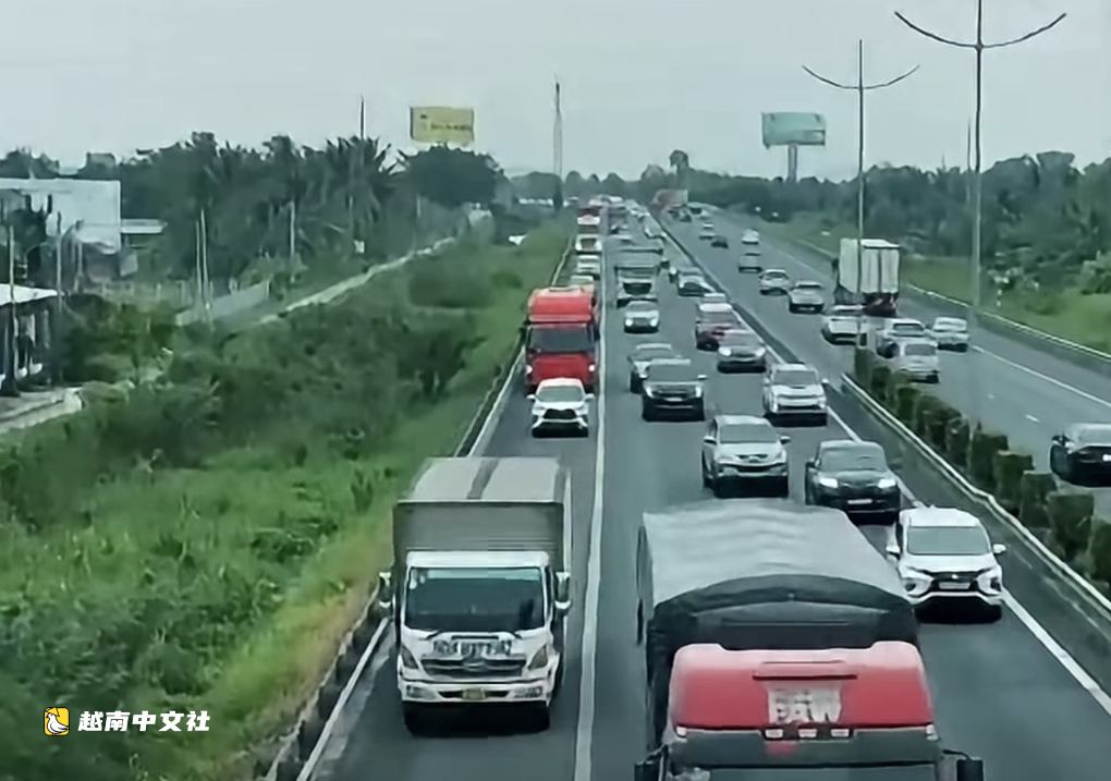 越南民众提前返回胡志明市,交警开辟紧急车道