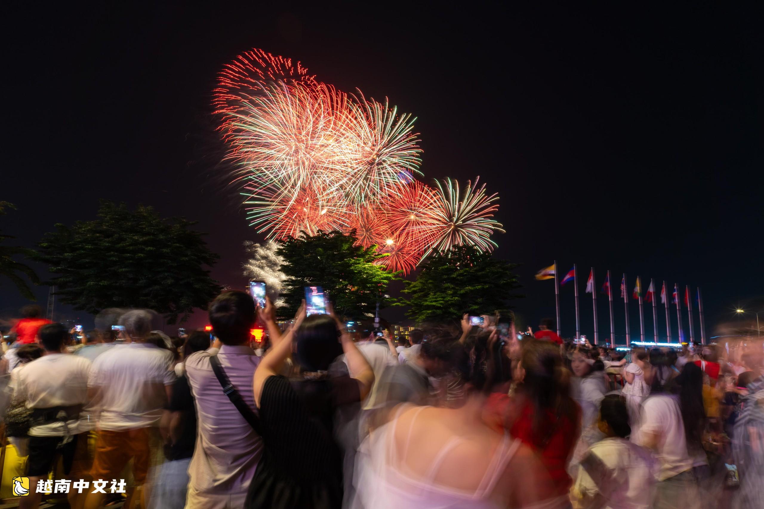 越南國慶:人潮湧向河內、胡志明市中心街道觀看煙花