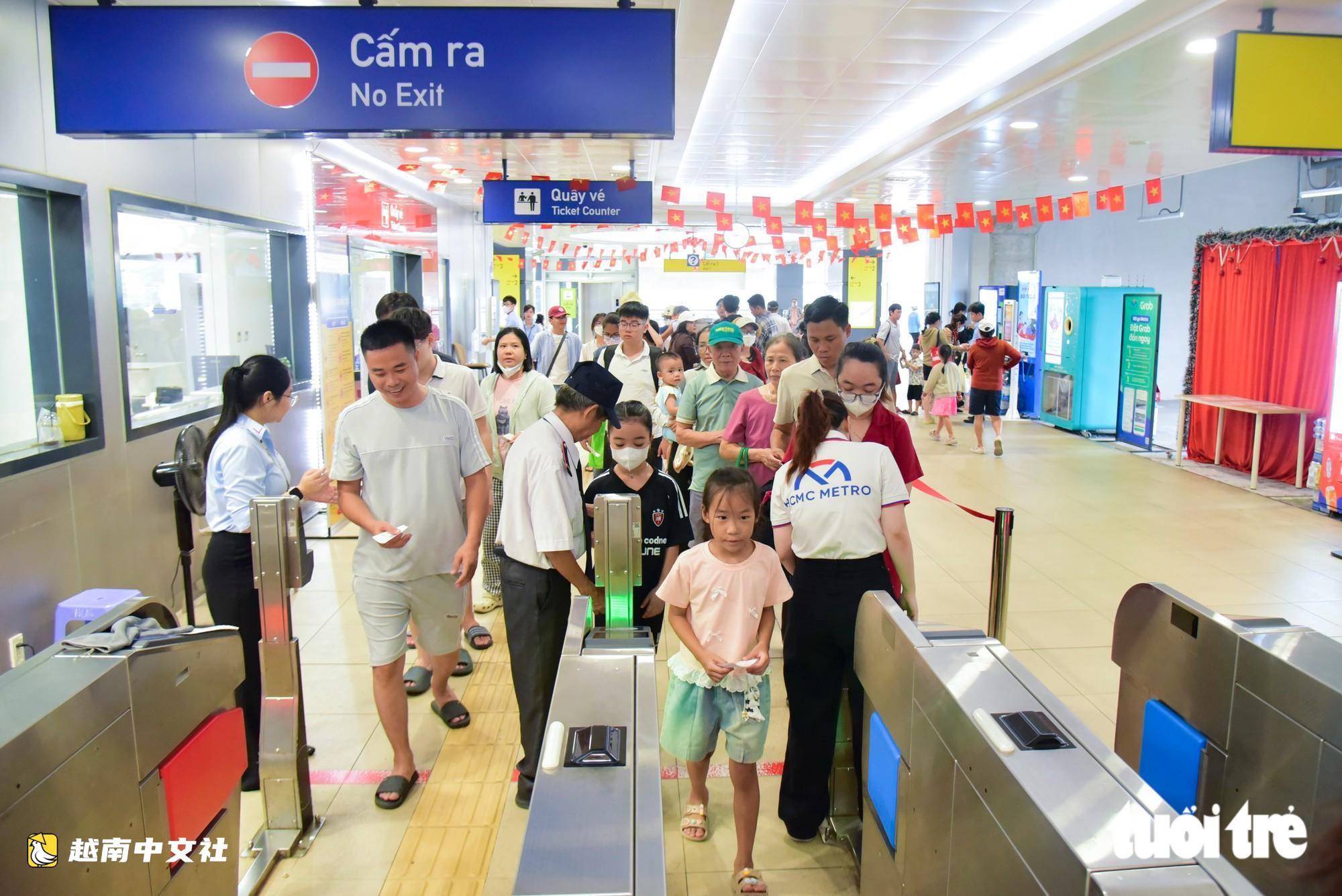 9月2日越南国庆日公交和地铁免费,民众排长队等待体验