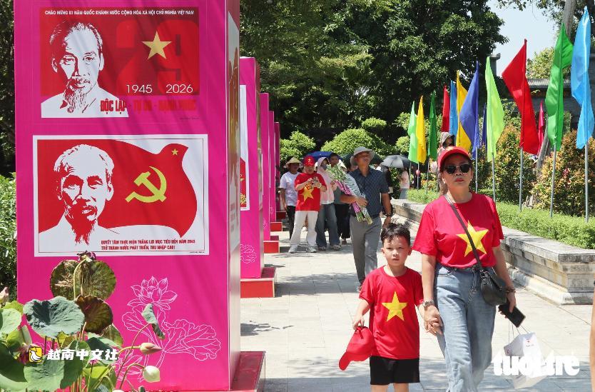 越南民眾在胡志明主席忌日虔誠敬獻蓮花