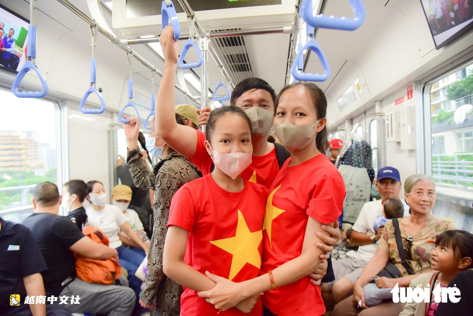 9月2日越南国庆日公交和地铁免费,民众排长队等待体验