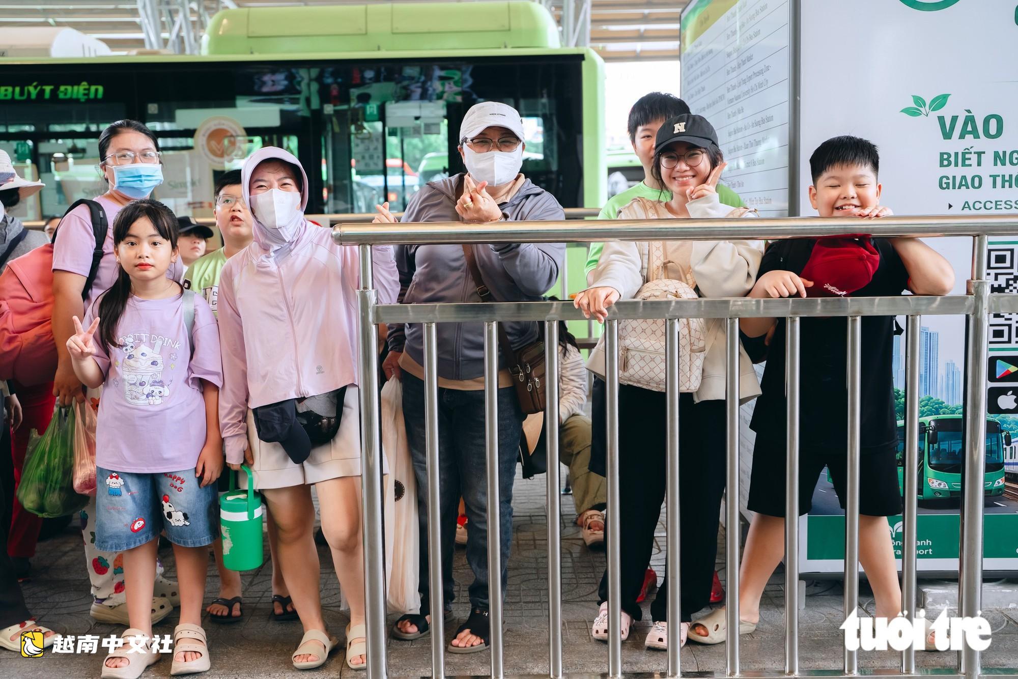 9月2日越南国庆日公交和地铁免费,民众排长队等待体验