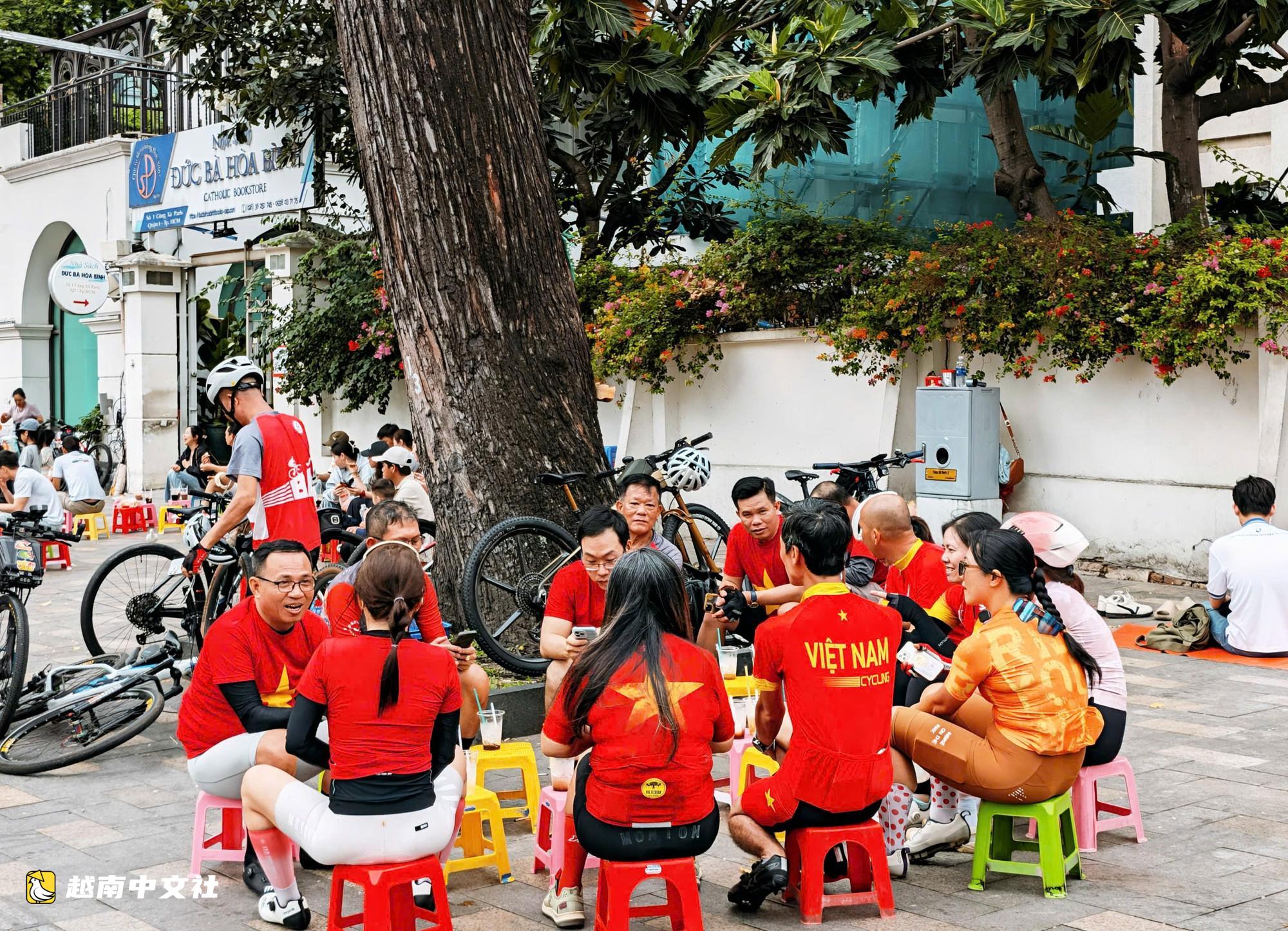 越南9月2日上午:独立宫众多民众参加升旗仪式,各景点人潮涌动